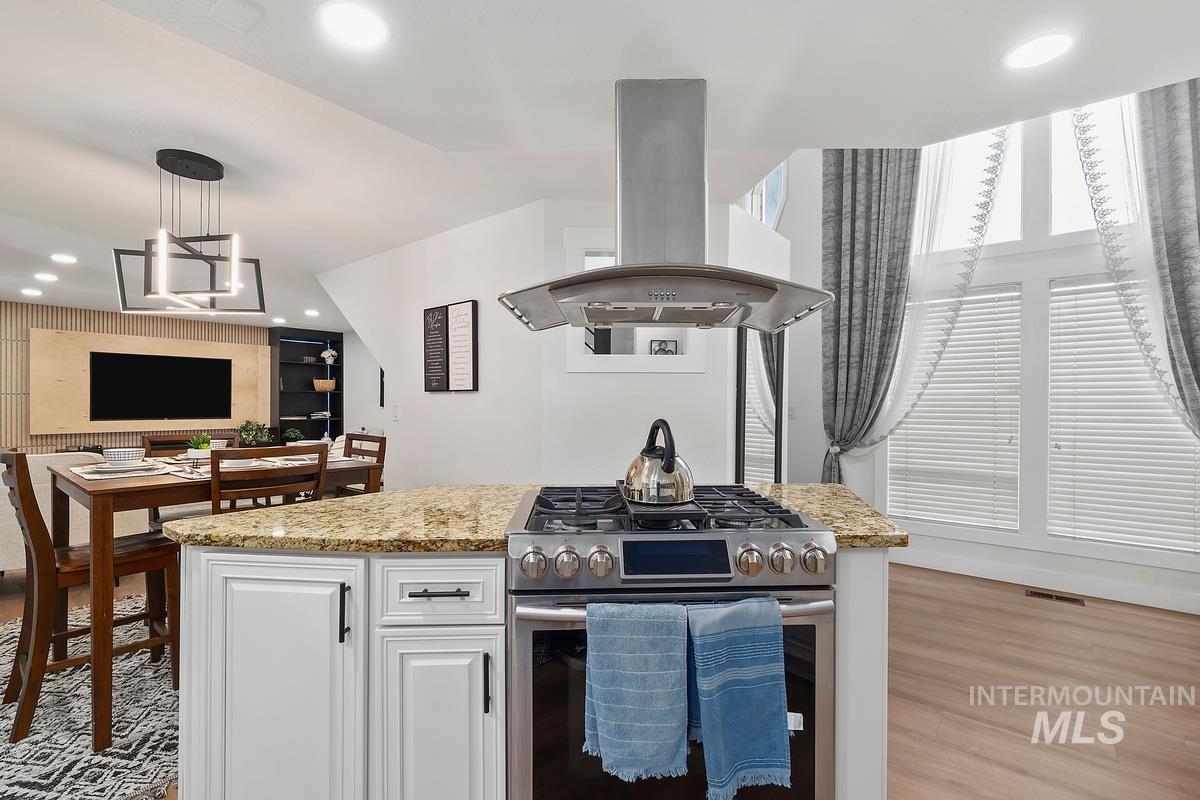 7913 W War Bonnet Drive Property Photo 15