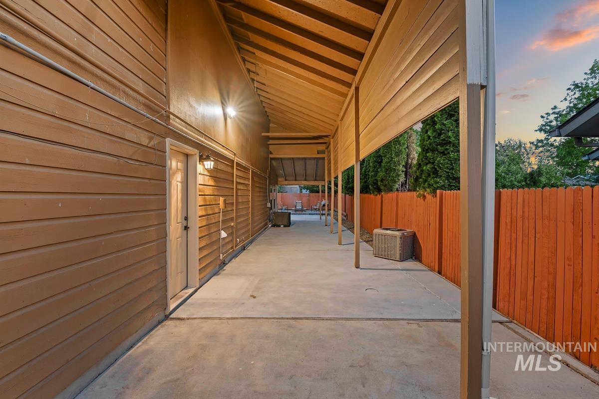 7913 W War Bonnet Drive Property Photo 32