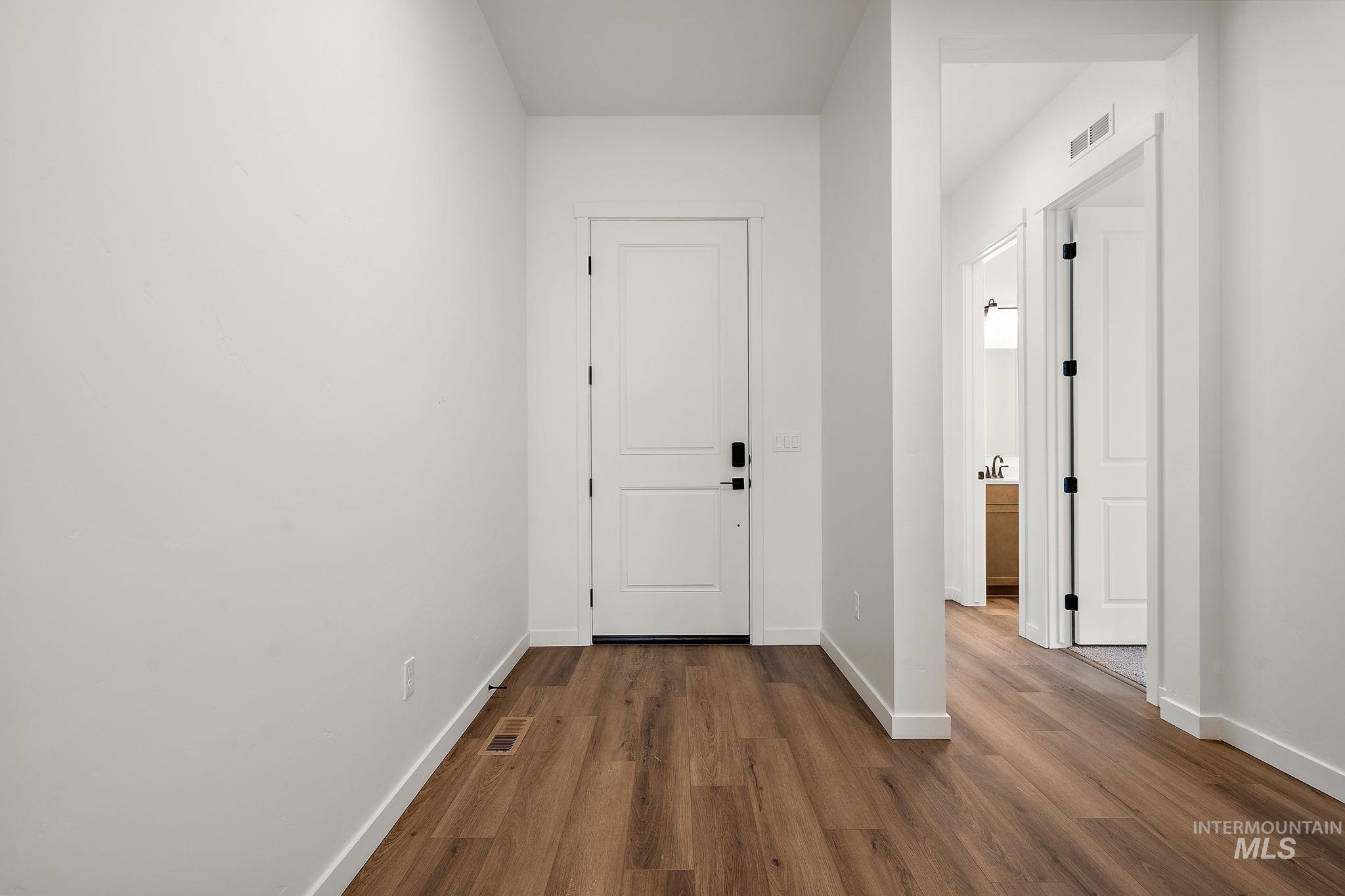 1443 White Cliffs St Property Photo 2