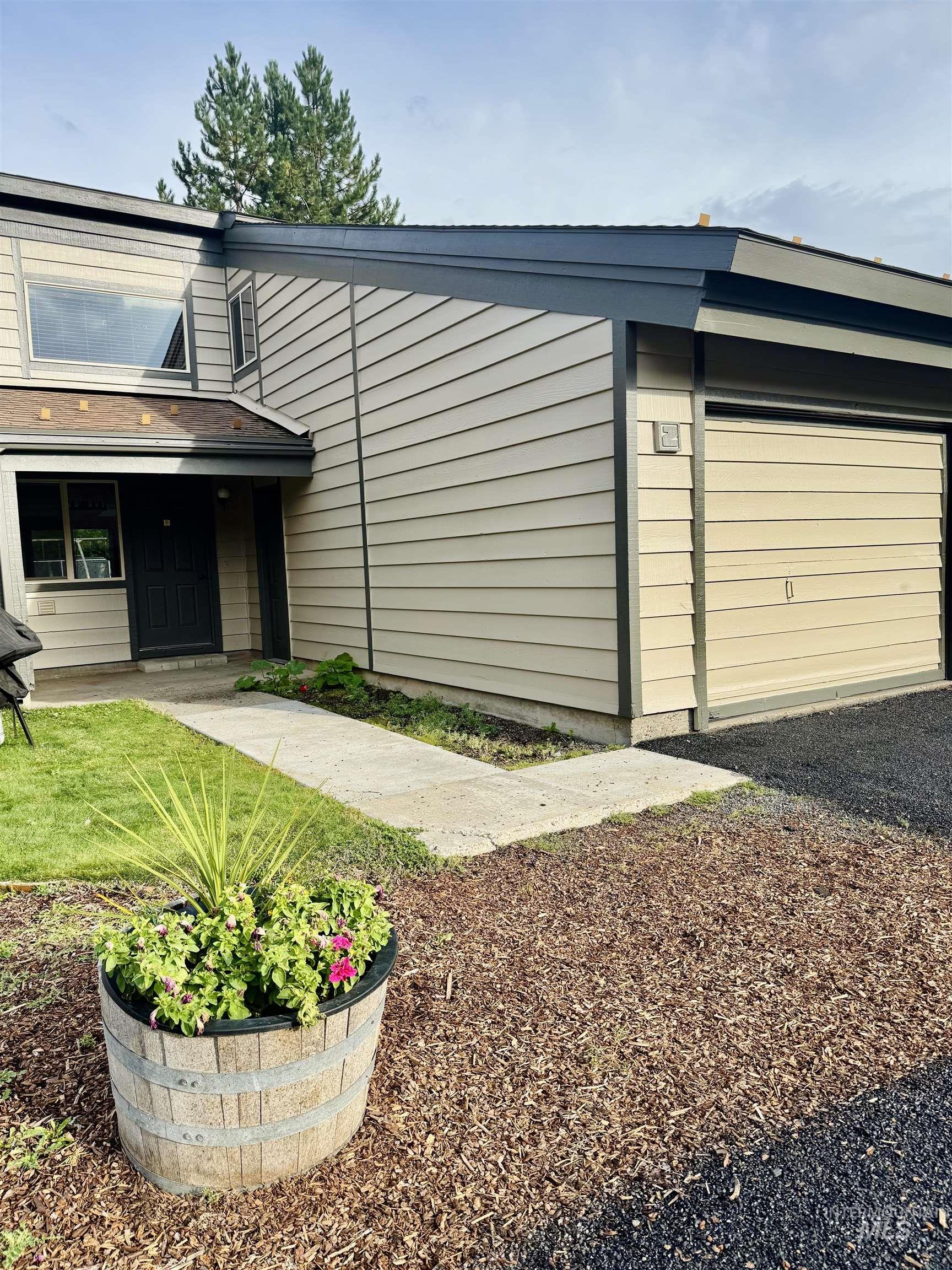 1607 Davis Ave Property Photo 2