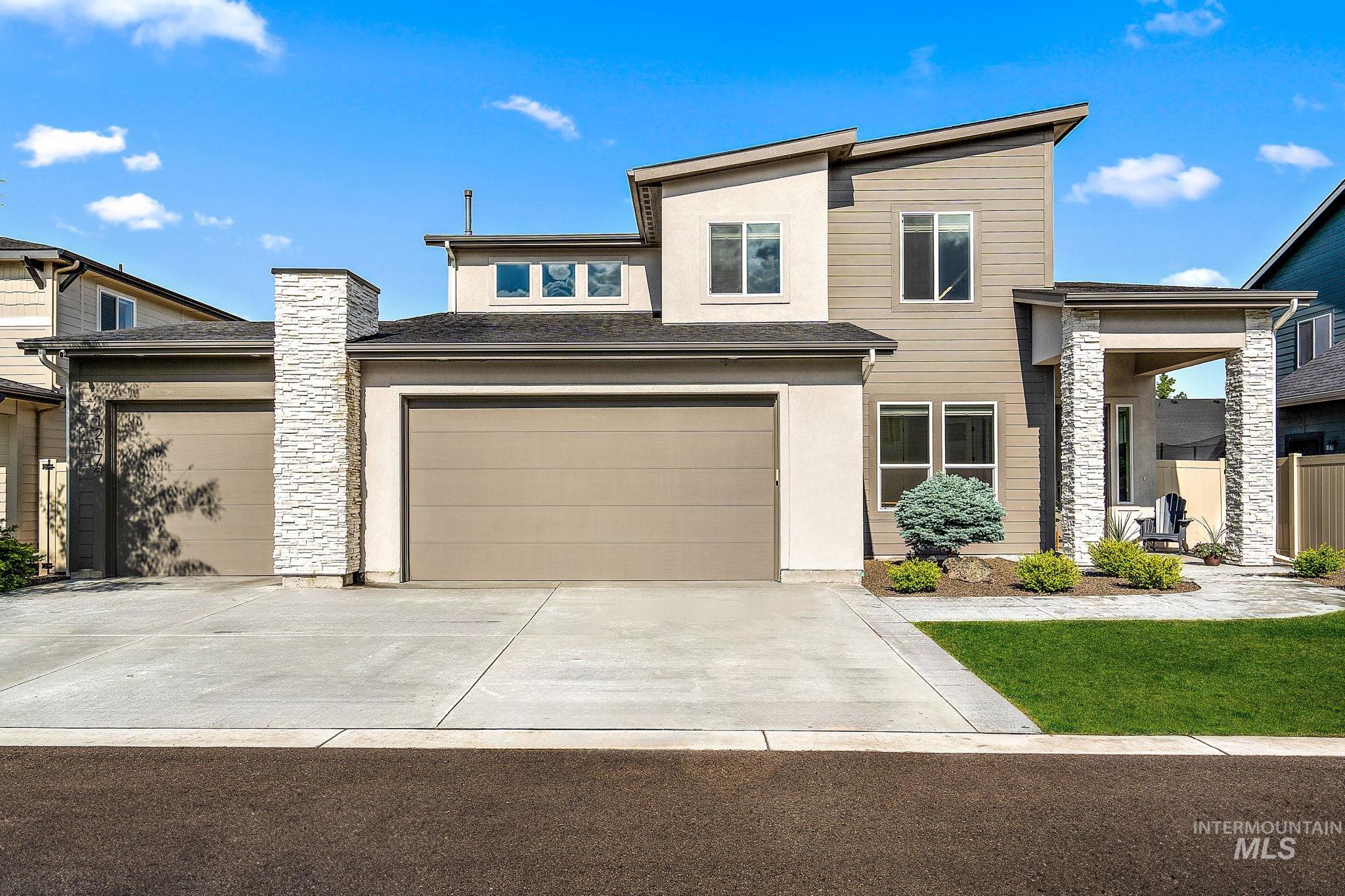 1217 E Azan St Property Photo 1