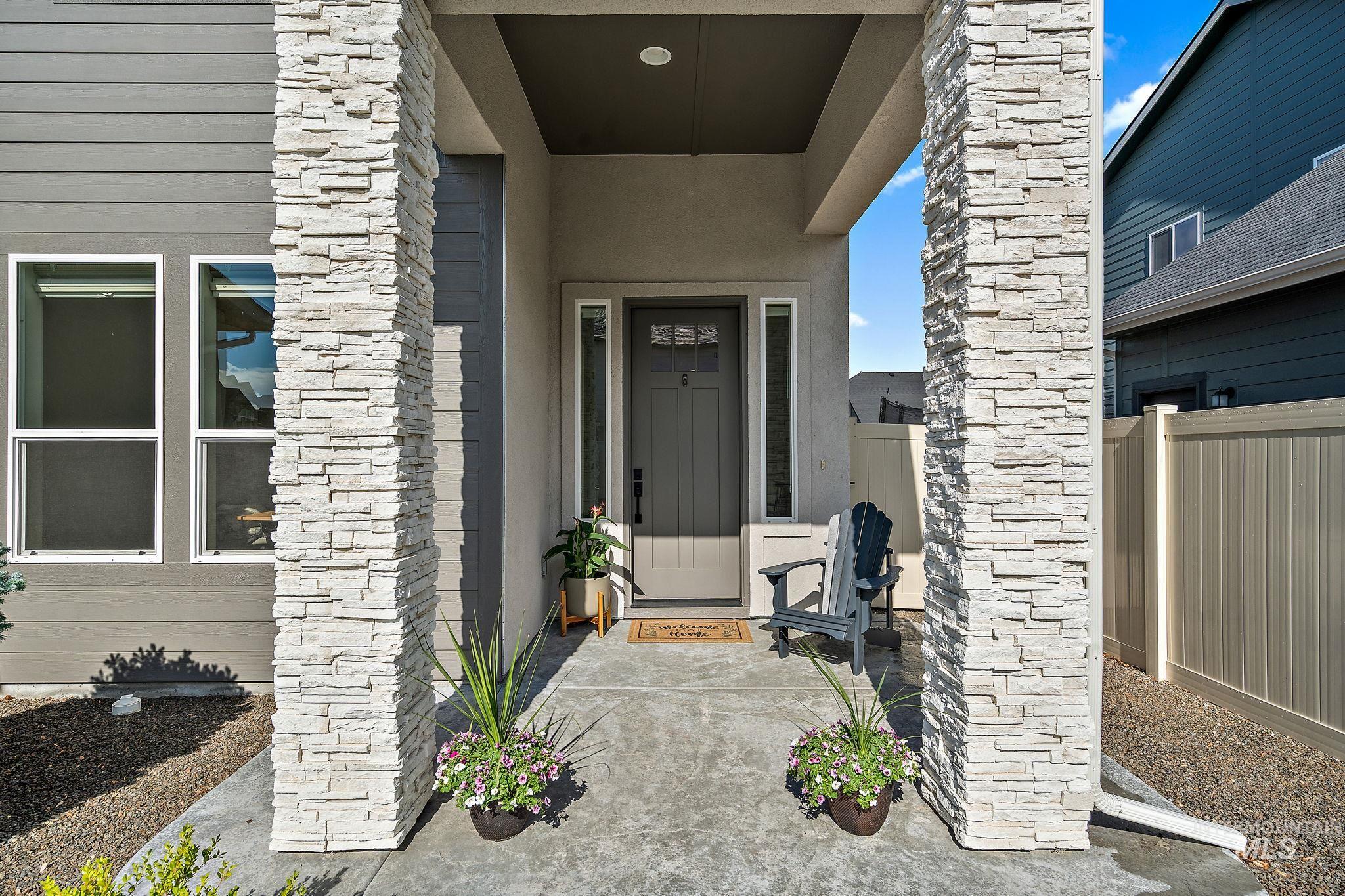 1217 E Azan St Property Photo 2