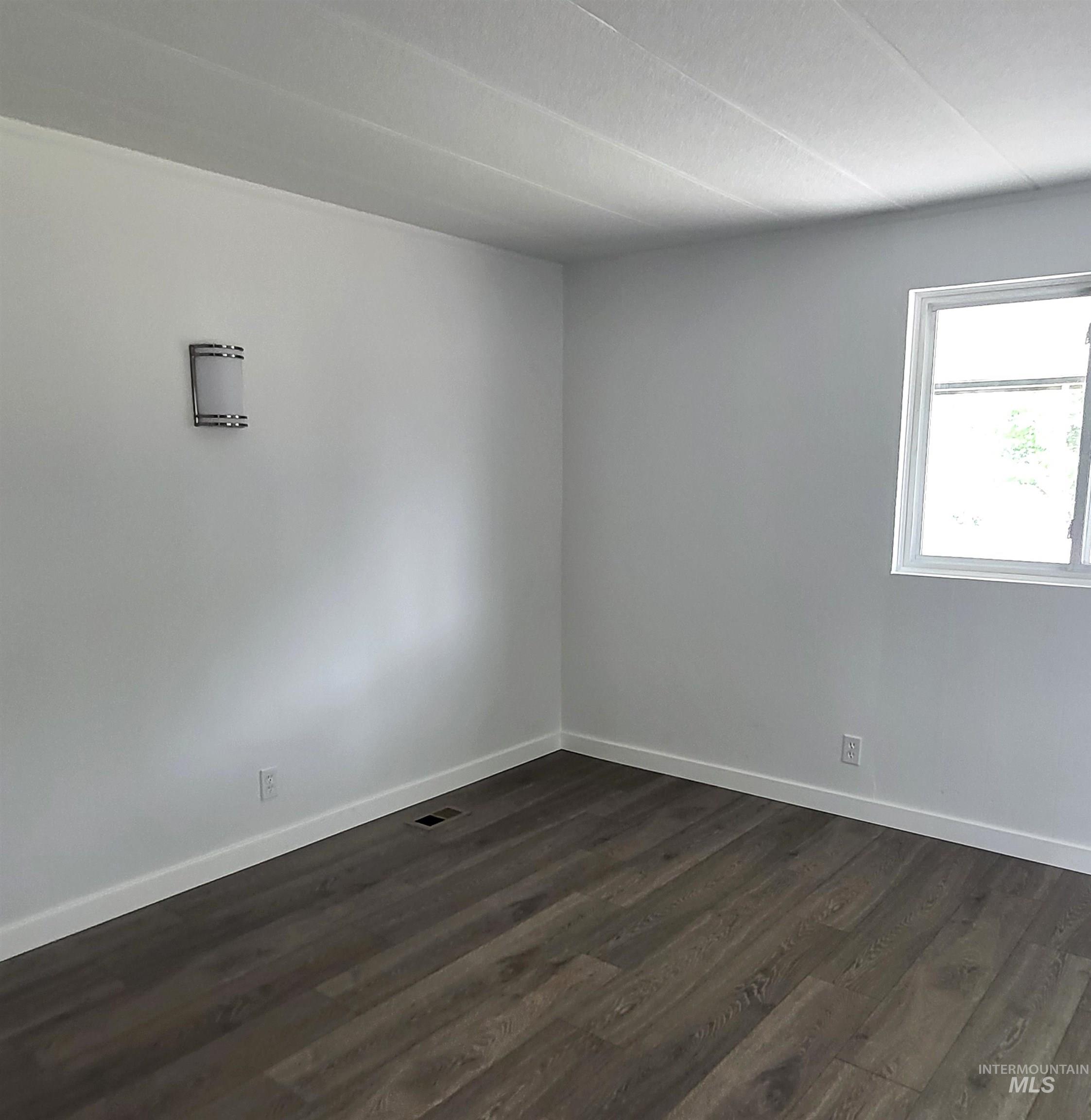 116 E 2nd St. Property Photo 24