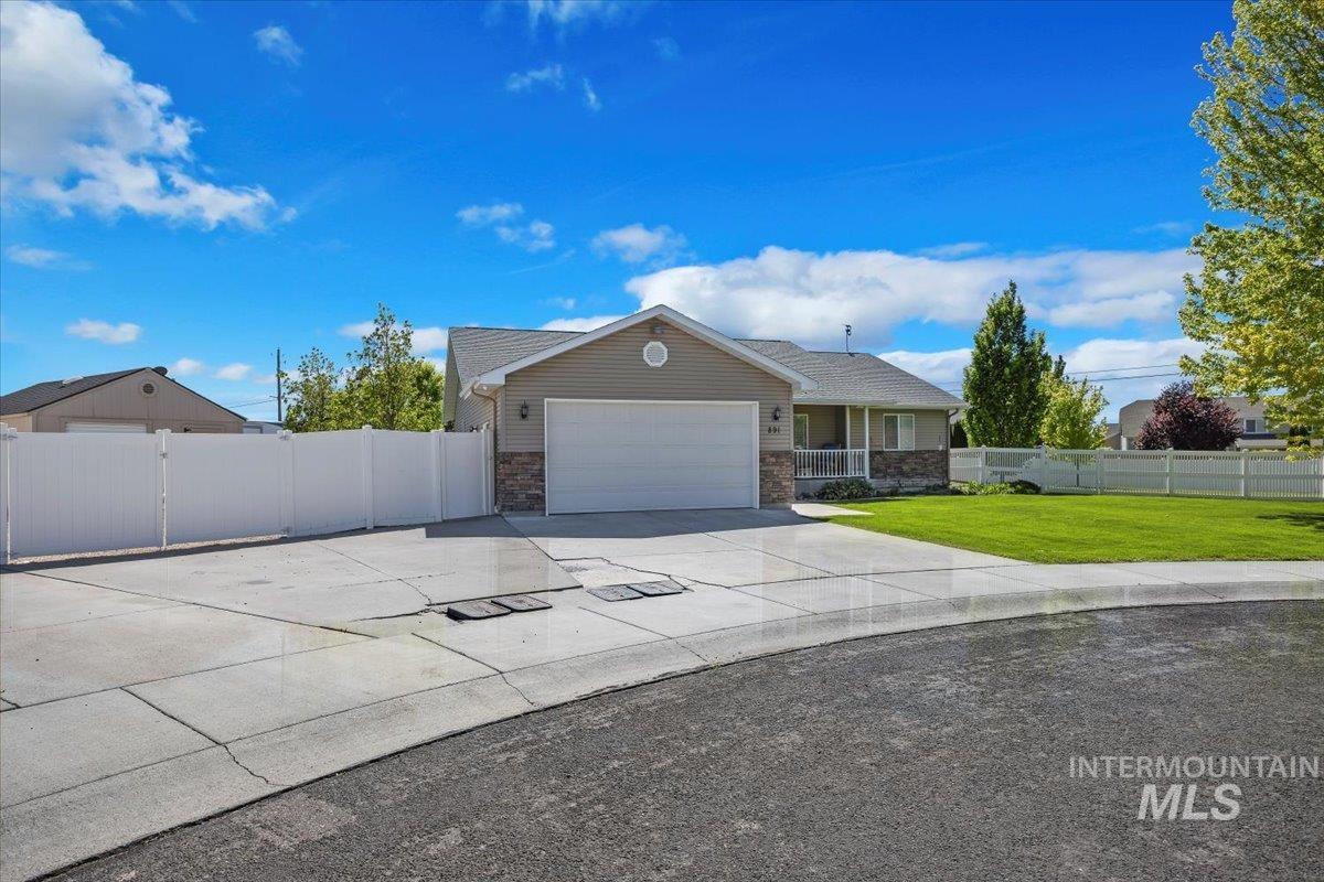 891 N Pointe Dr Property Photo 2