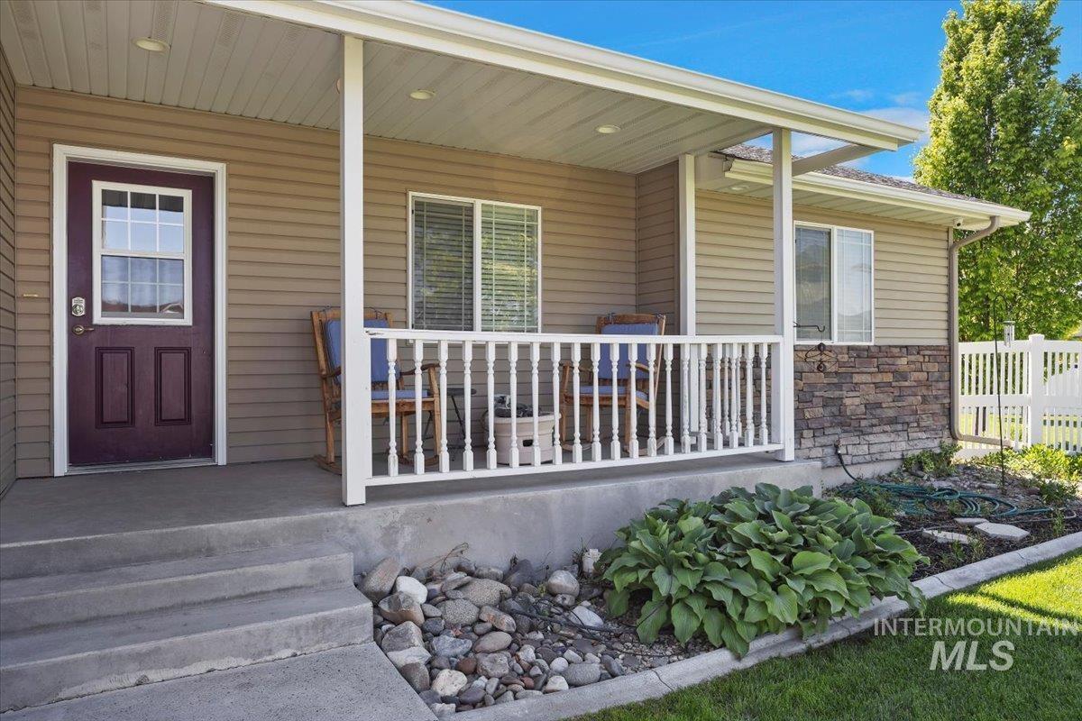 891 N Pointe Dr Property Photo 3