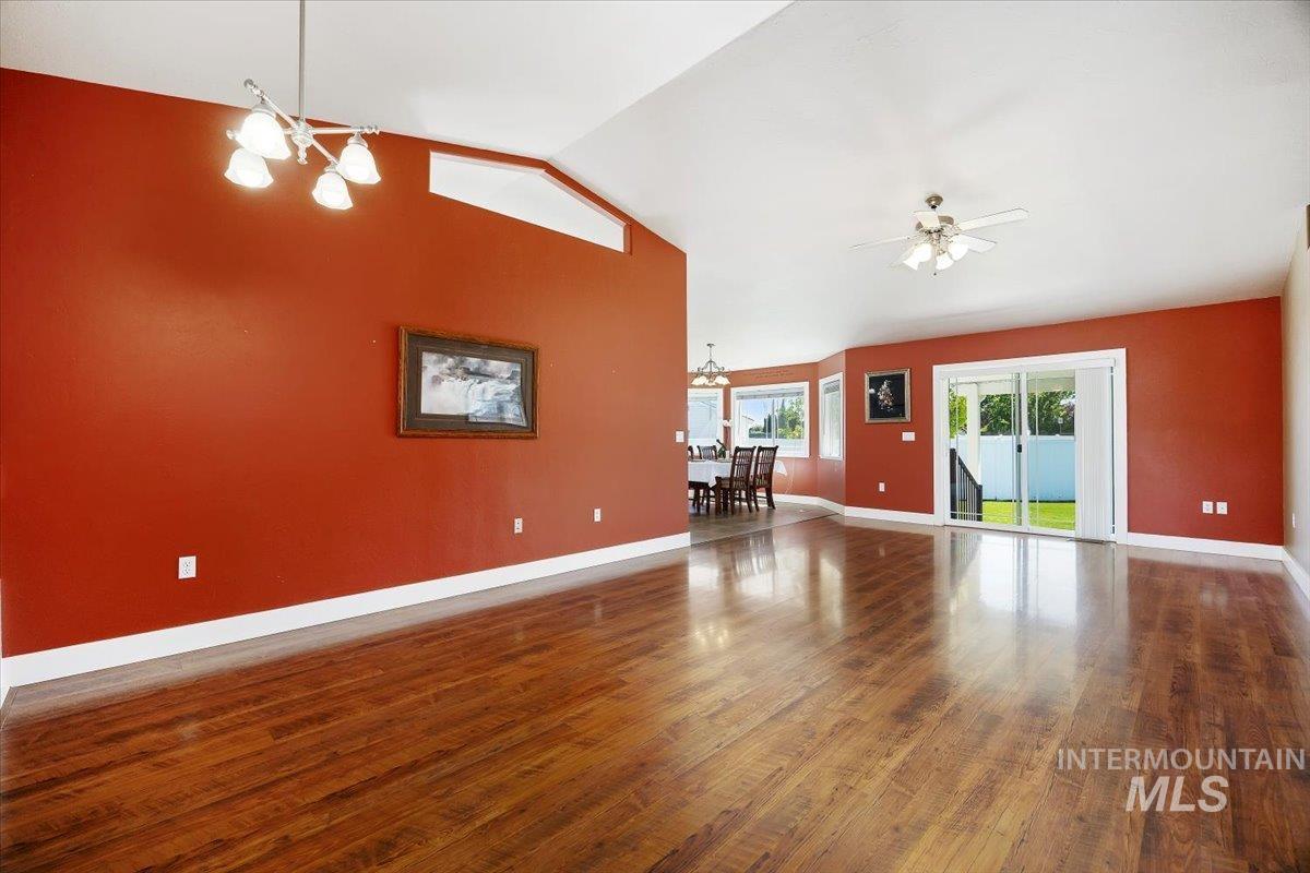 891 N Pointe Dr Property Photo 4