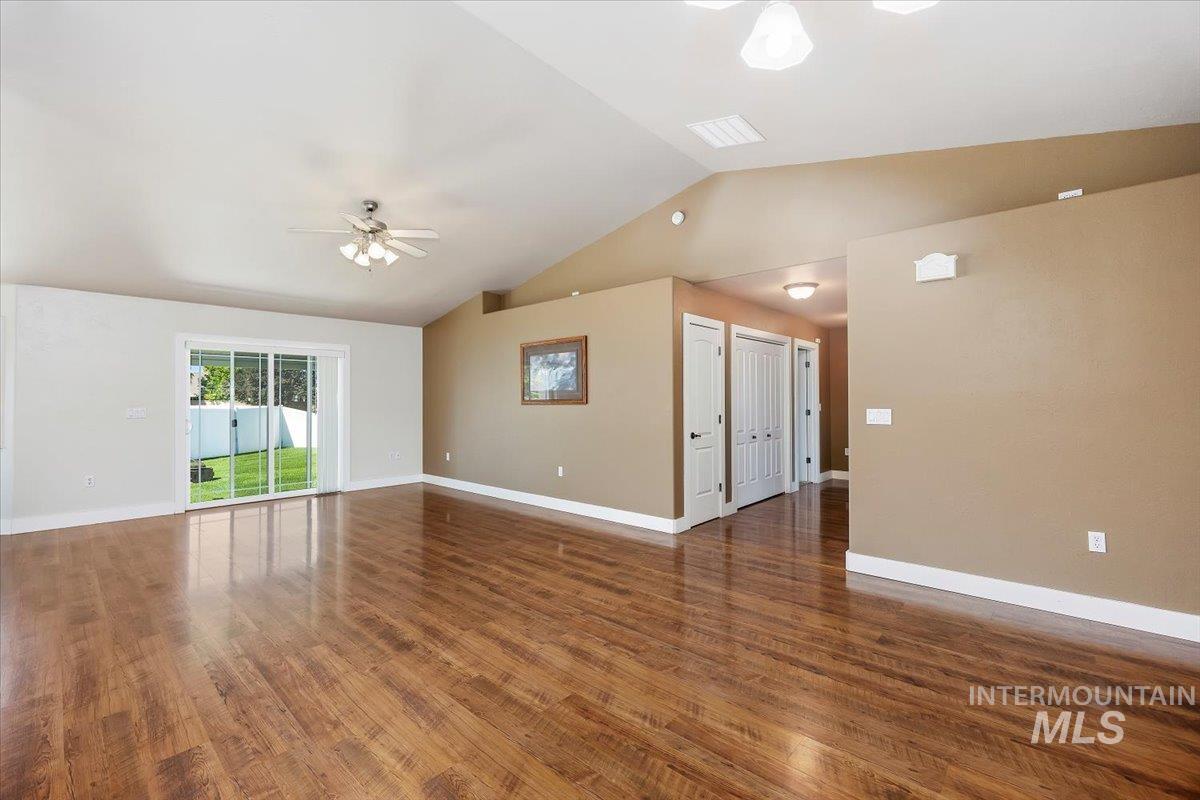 891 N Pointe Dr Property Photo 5