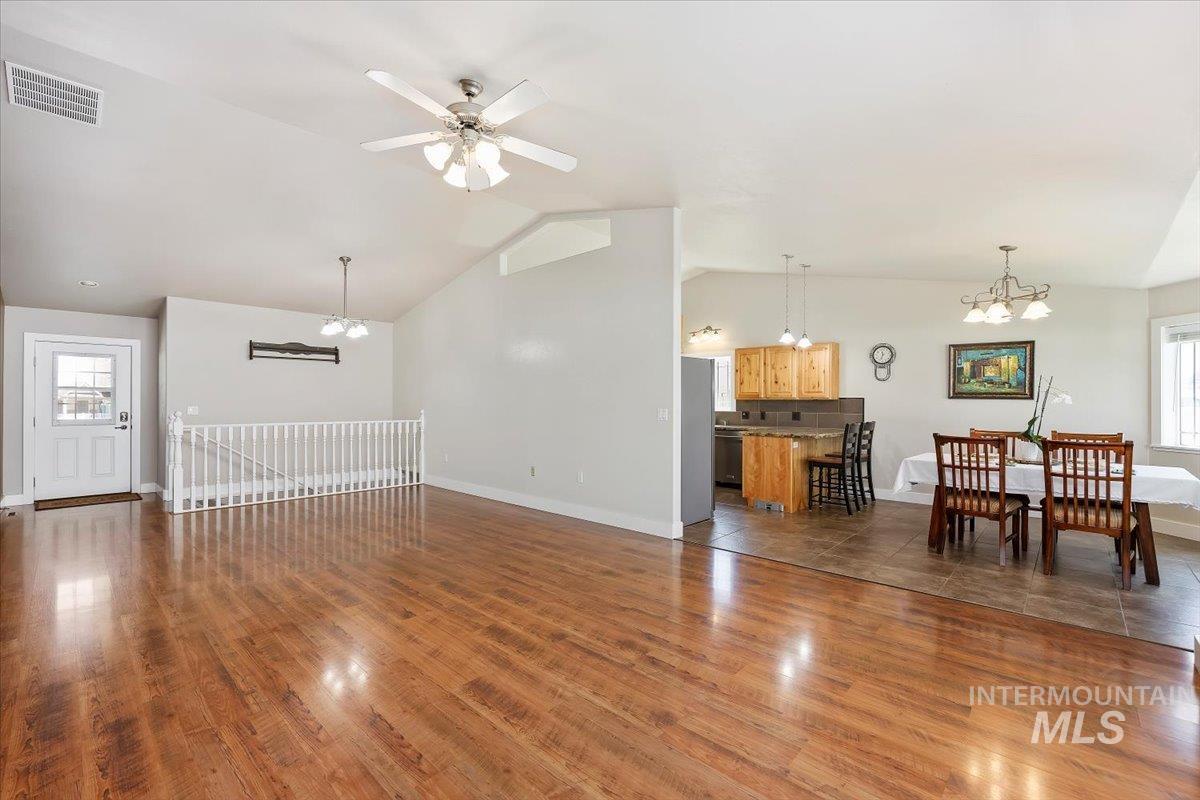 891 N Pointe Dr Property Photo 7