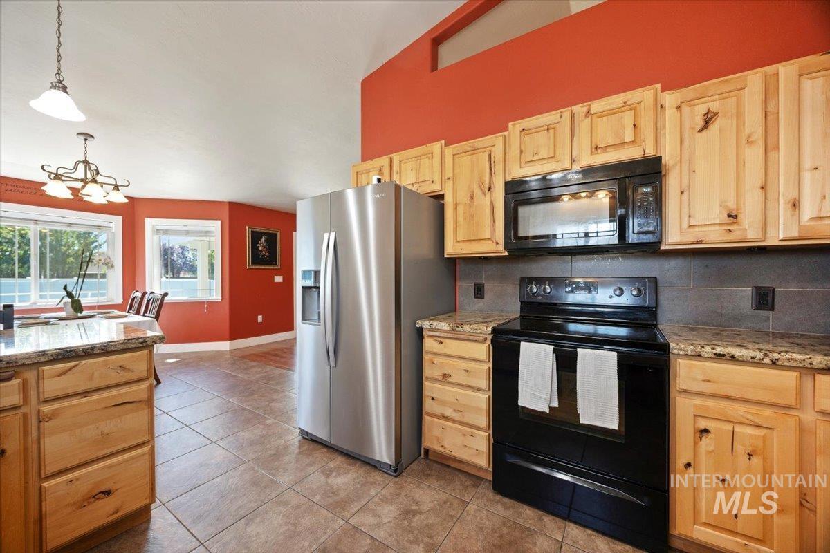 891 N Pointe Dr Property Photo 12