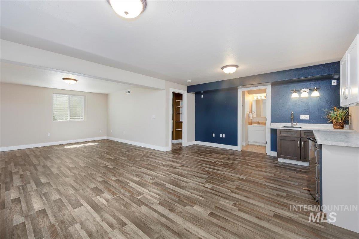 891 N Pointe Dr Property Photo 13