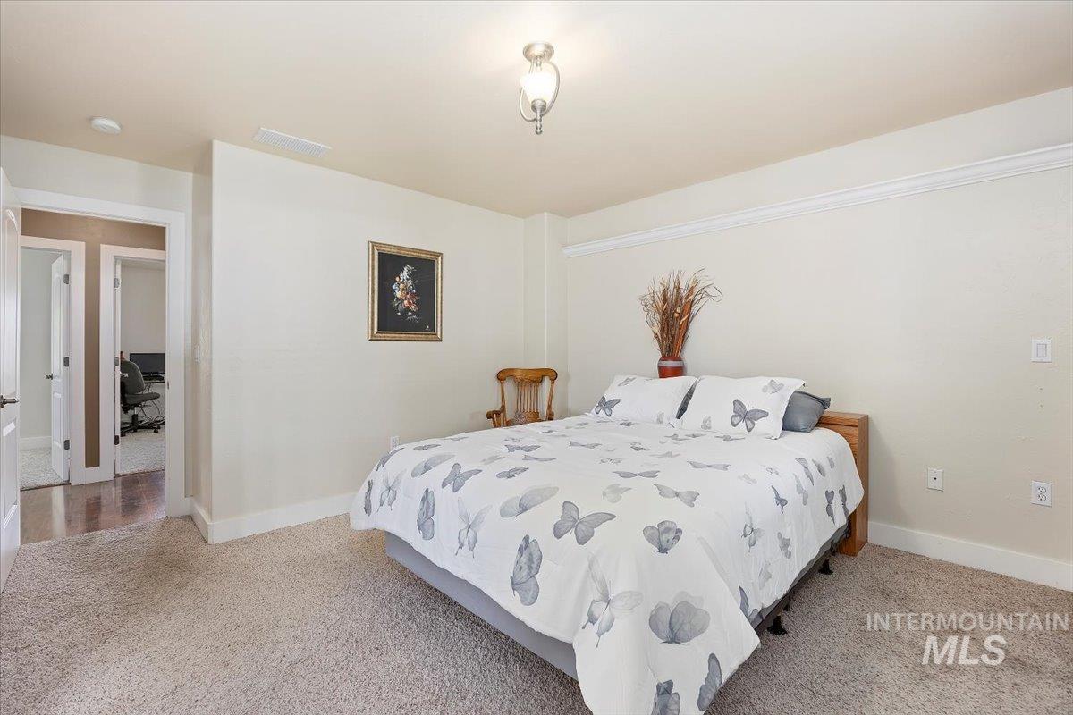 891 N Pointe Dr Property Photo 15