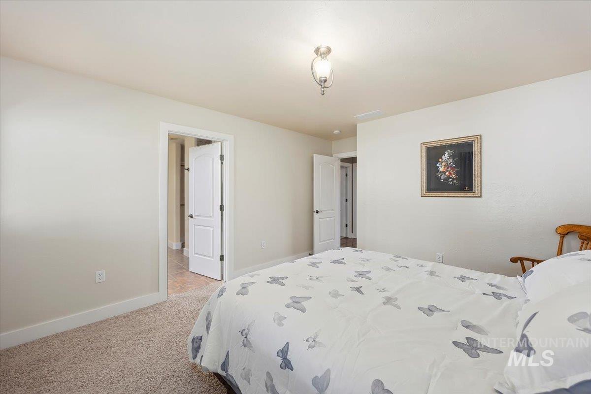 891 N Pointe Dr Property Photo 16