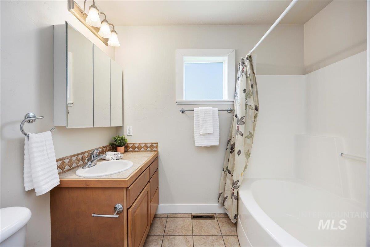 891 N Pointe Dr Property Photo 20
