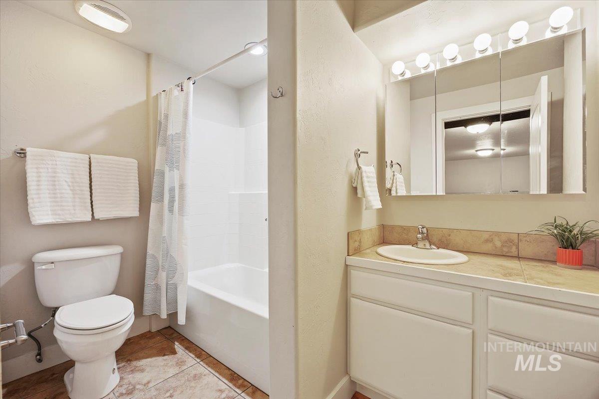 891 N Pointe Dr Property Photo 22