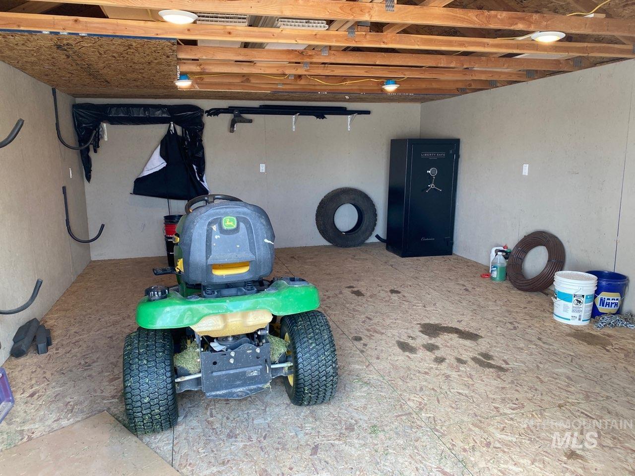 891 N Pointe Dr Property Photo 23