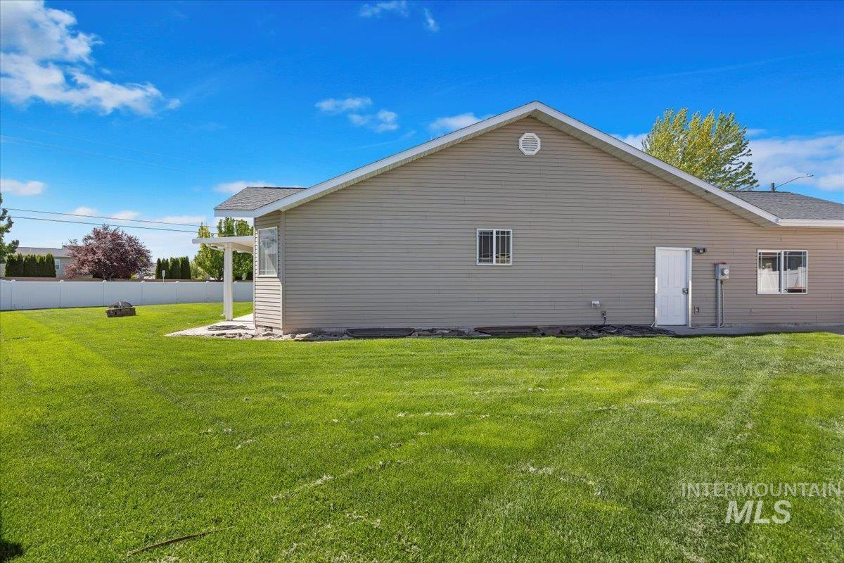 891 N Pointe Dr Property Photo 25