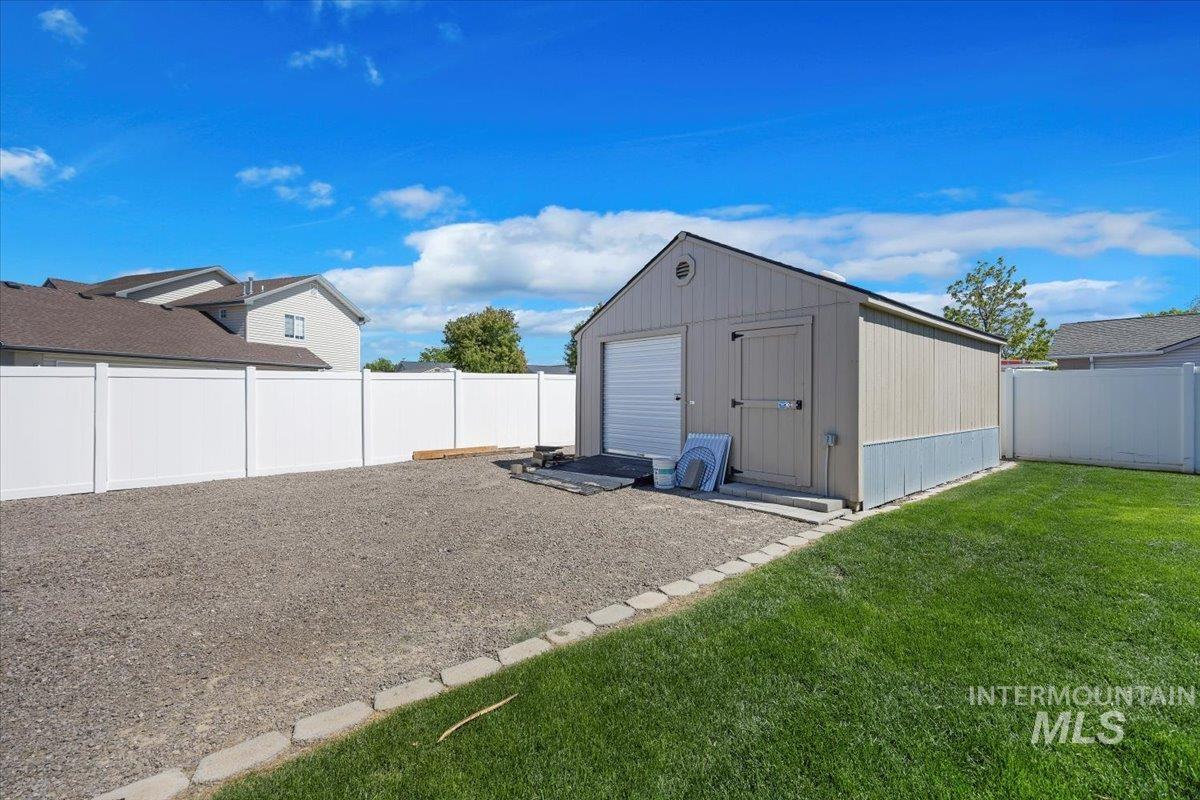 891 N Pointe Dr Property Photo 26