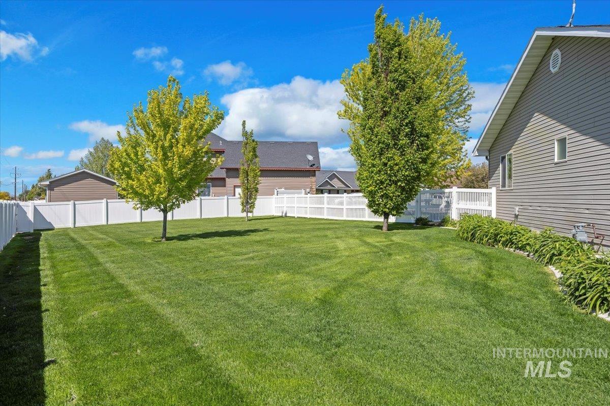 891 N Pointe Dr Property Photo 28