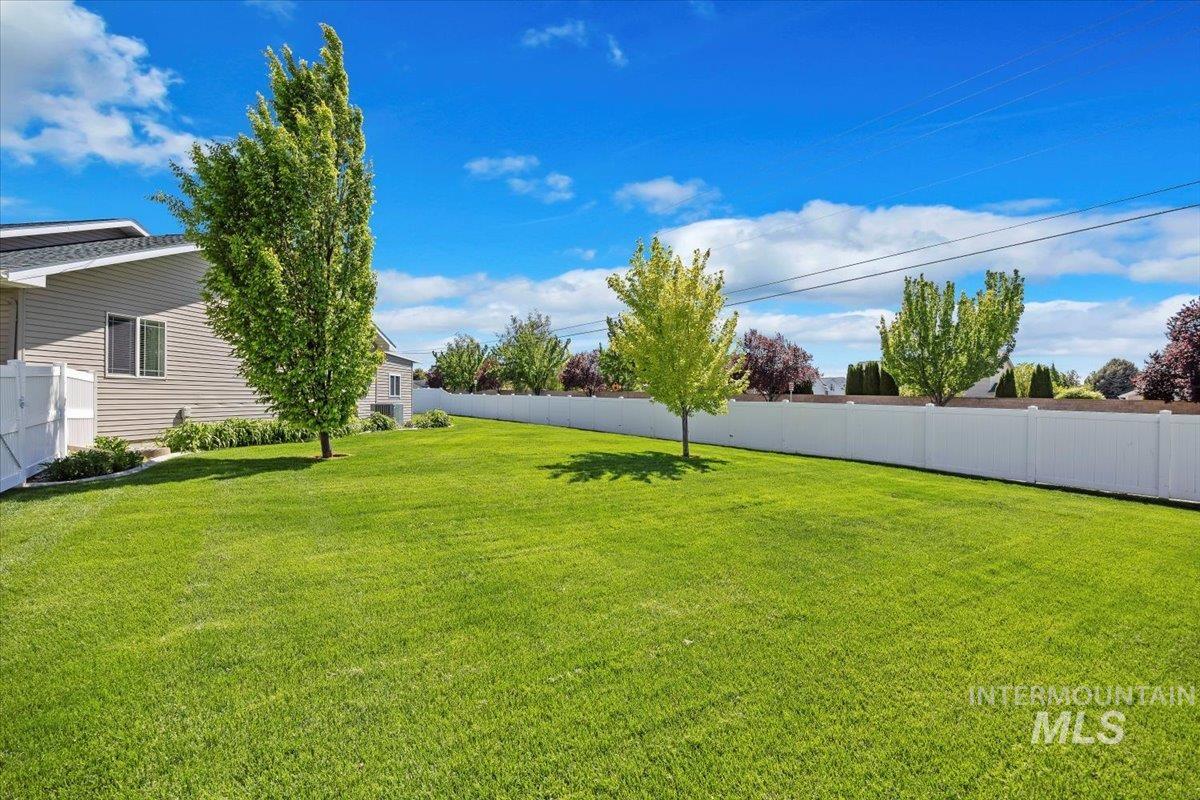 891 N Pointe Dr Property Photo 29