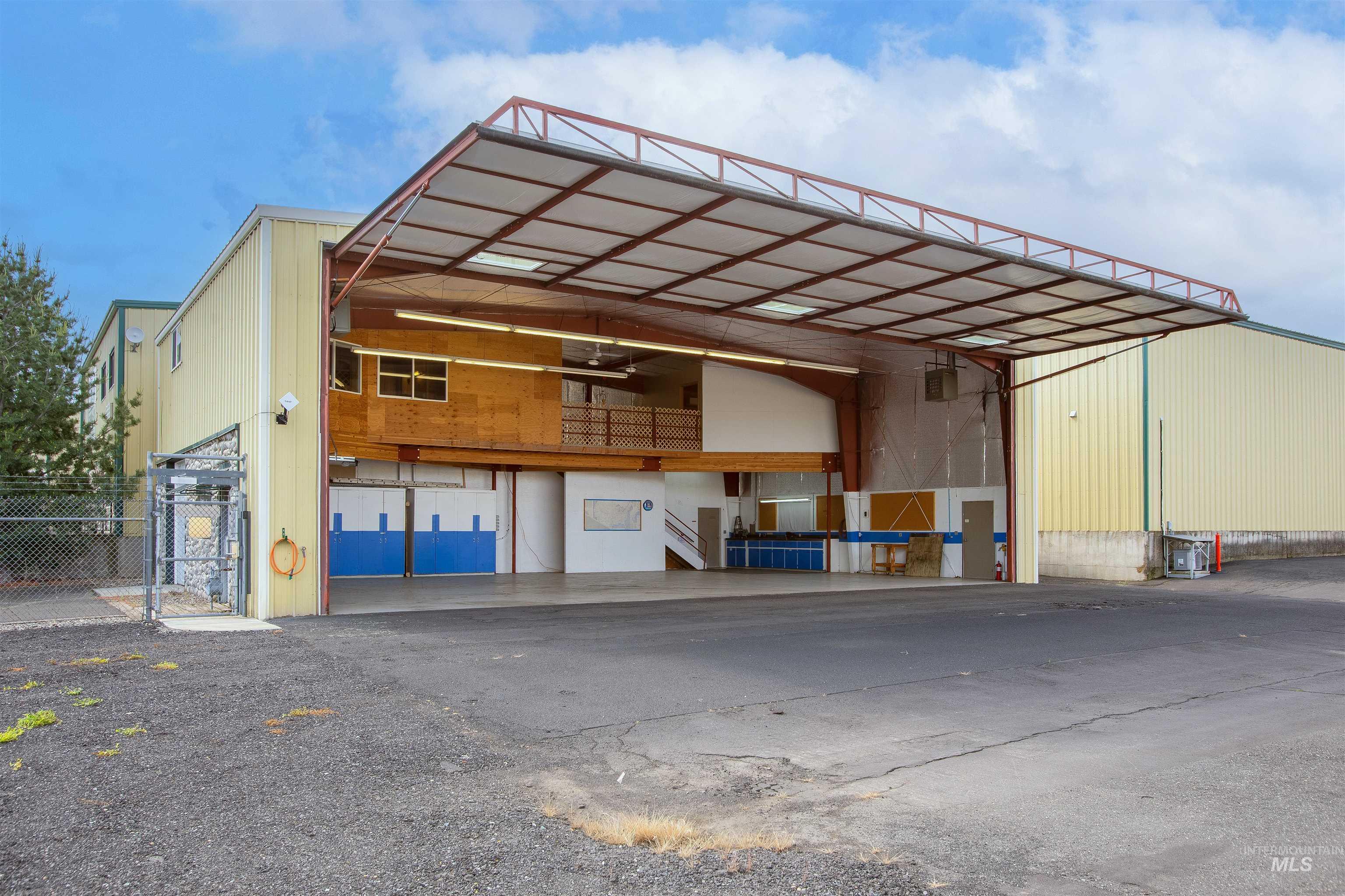 Hangar N33 Property Photo