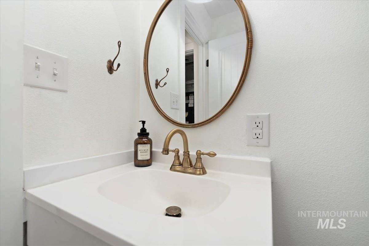 5009 Airport Rd Property Photo 17