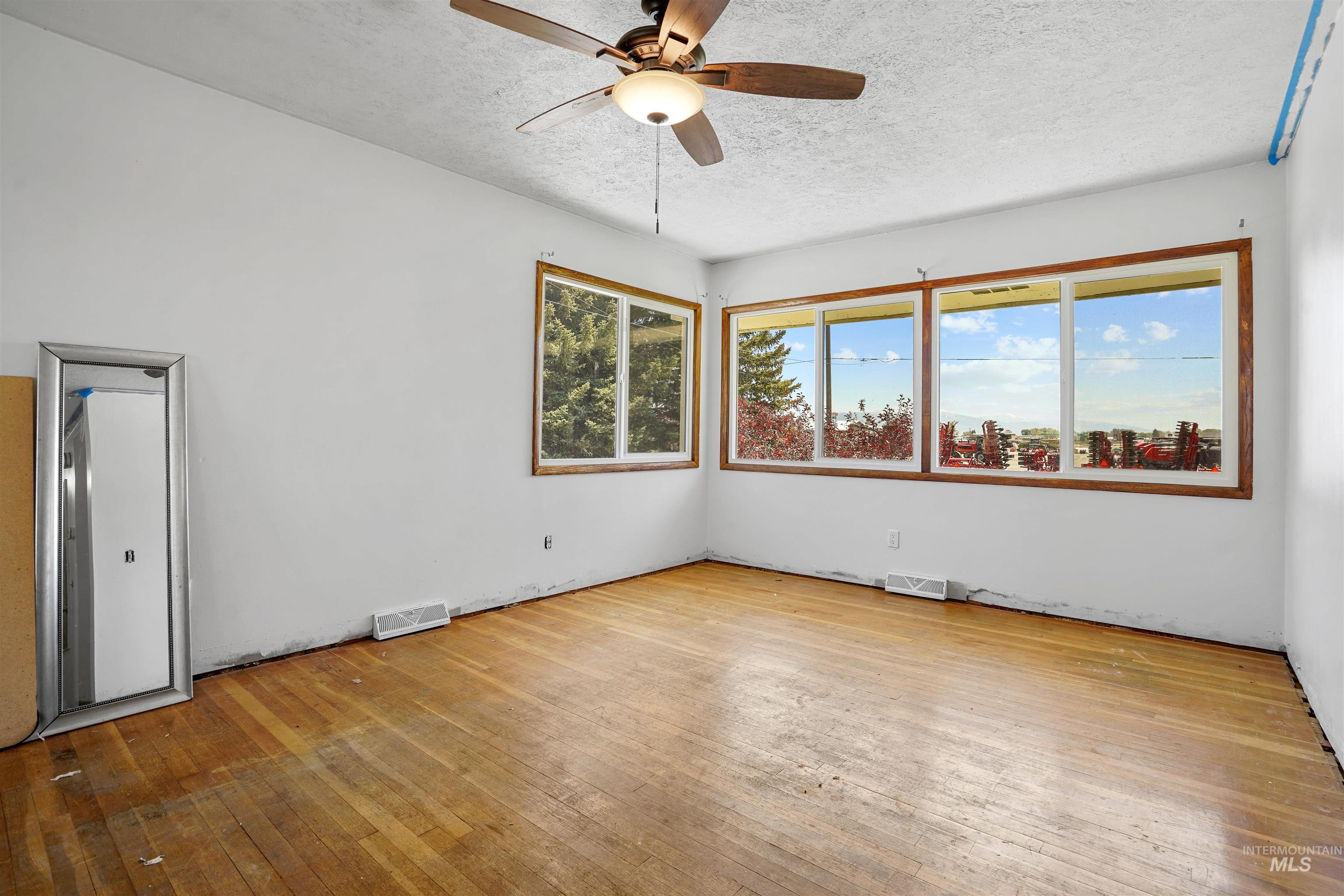 610 W 300 S Property Photo 4