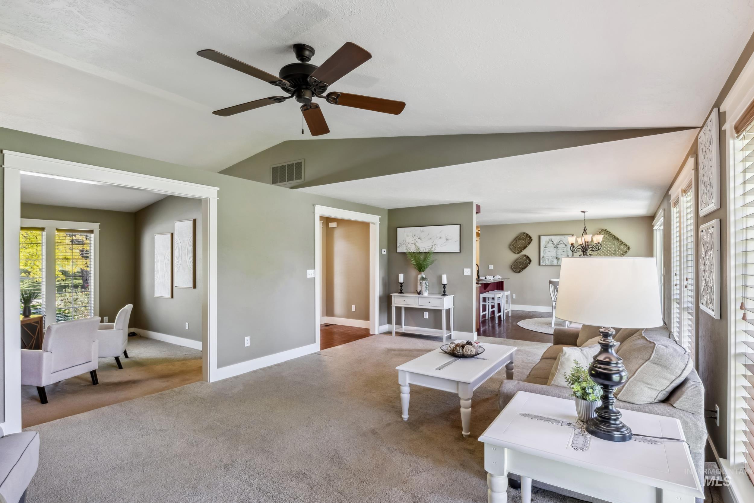 810 N Eagle Hills Way Property Photo 3