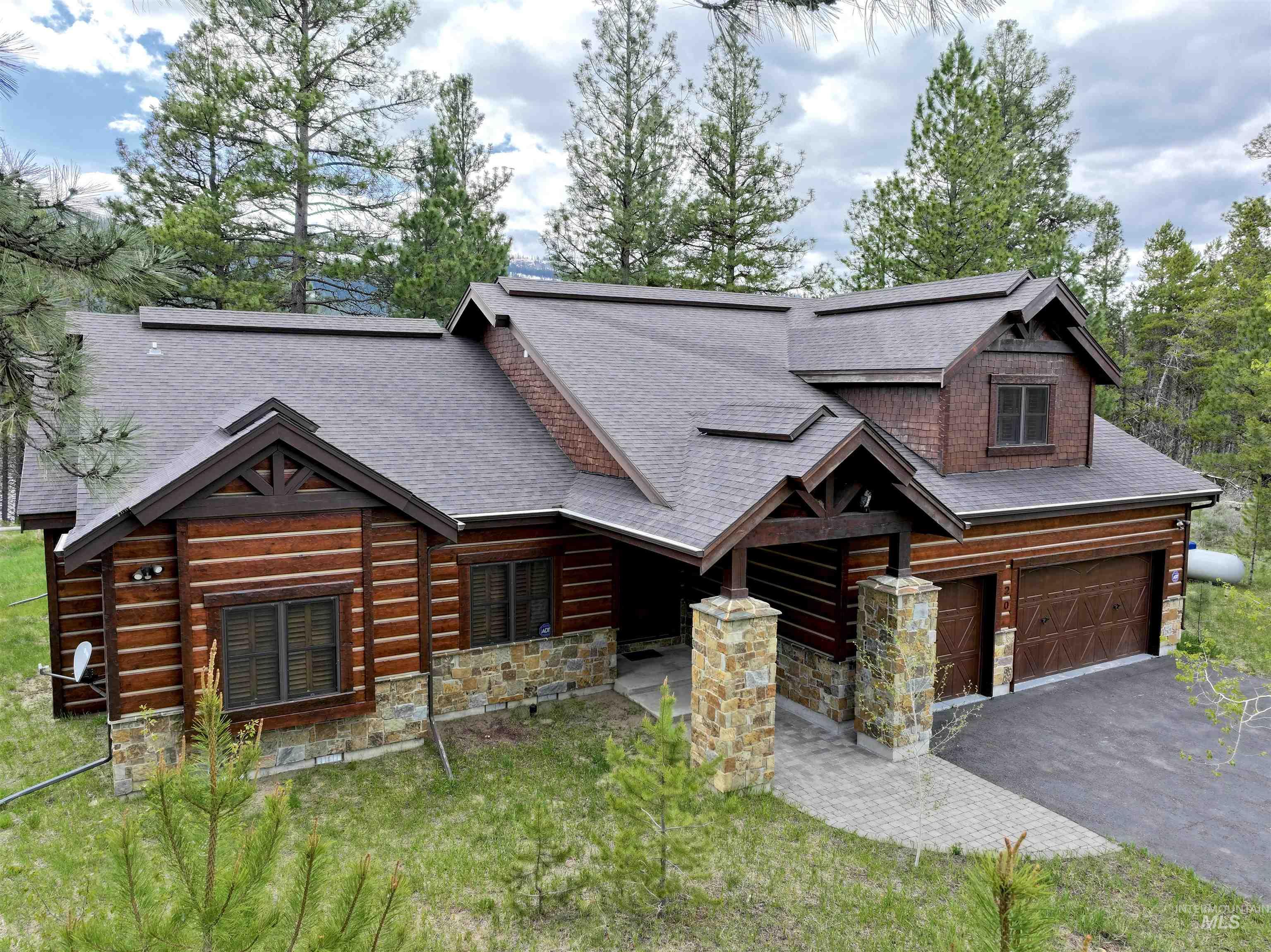 20 Shore Crest Court Property Photo 6
