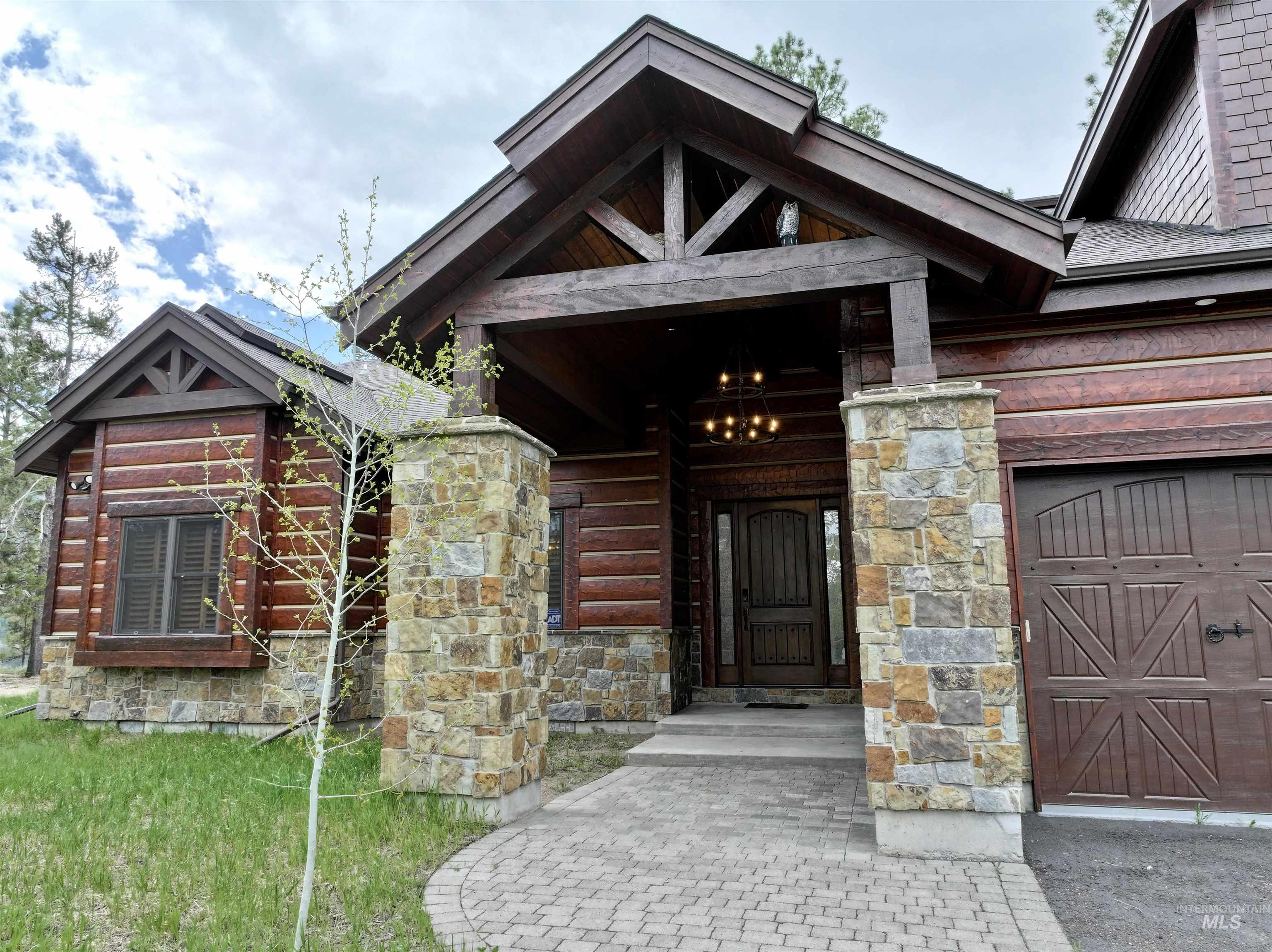 20 Shore Crest Court Property Photo 7
