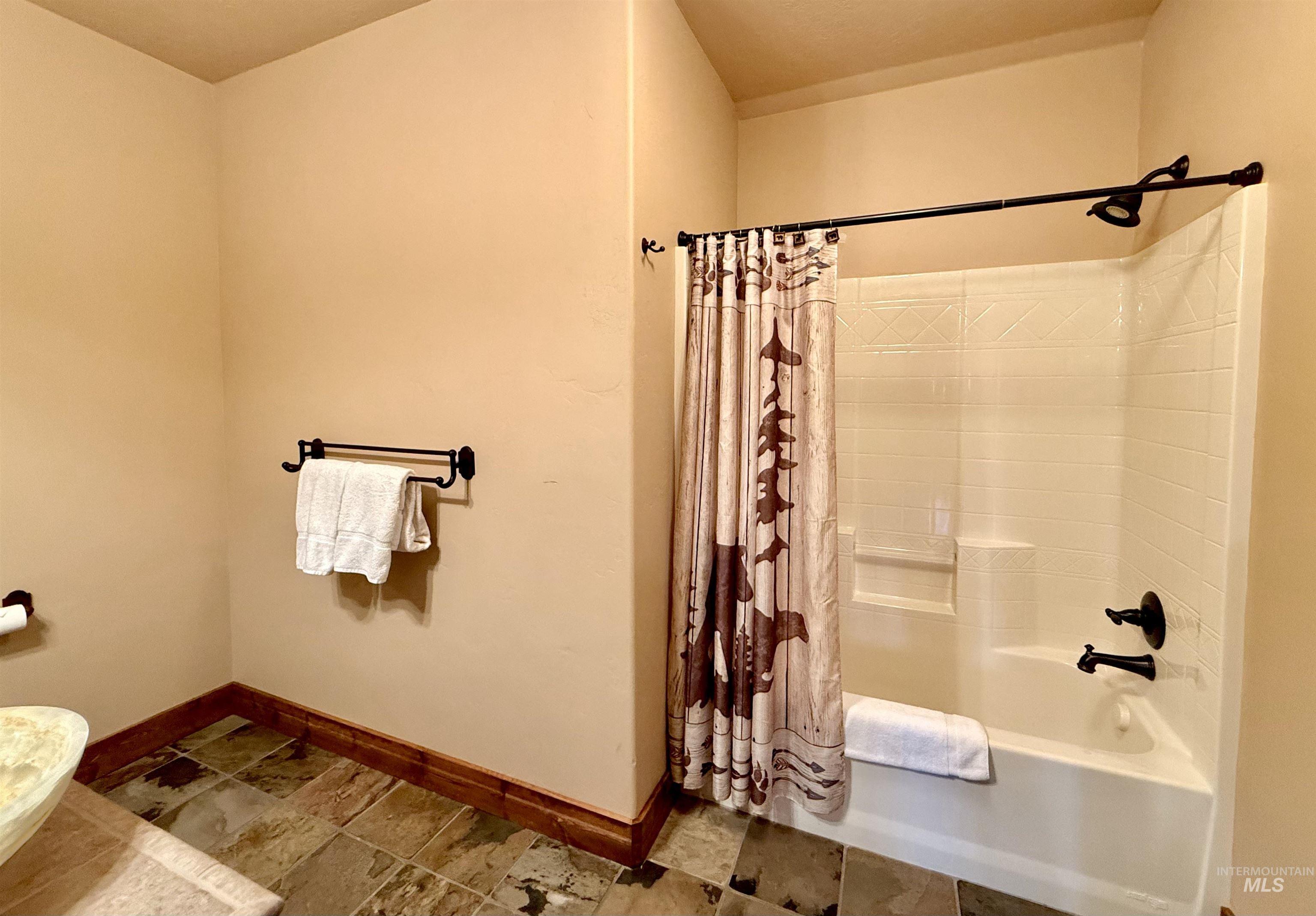 20 Shore Crest Court Property Photo 44