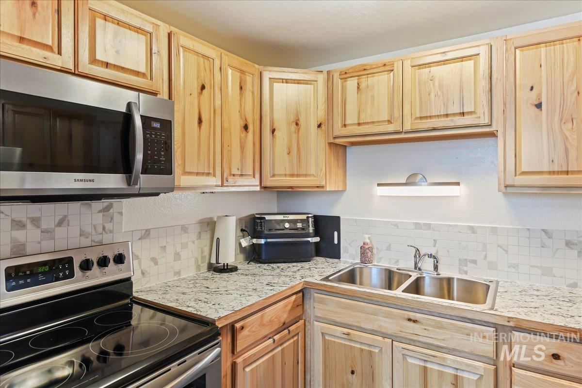 2429 Cherry St Property Photo 7
