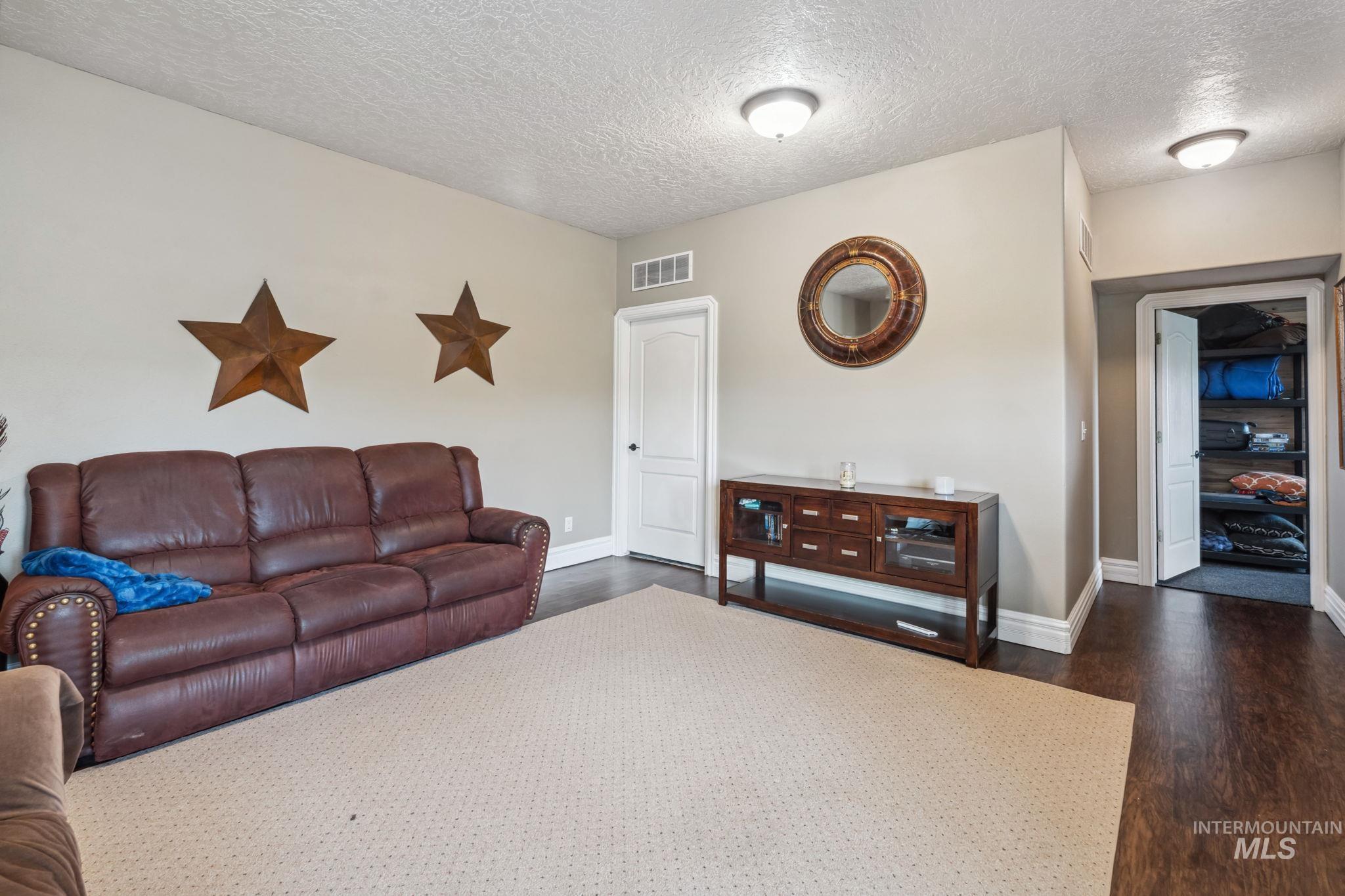 636 E Elaine Property Photo 32