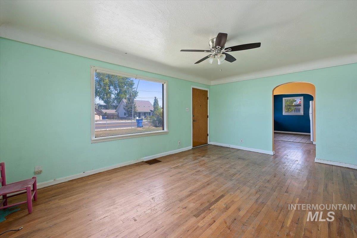 359 Falls Ave W Property Photo 5