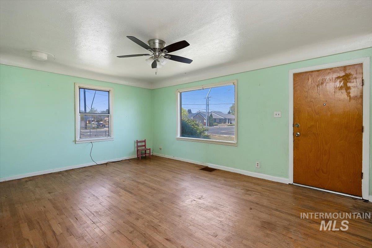 359 Falls Ave W Property Photo 6