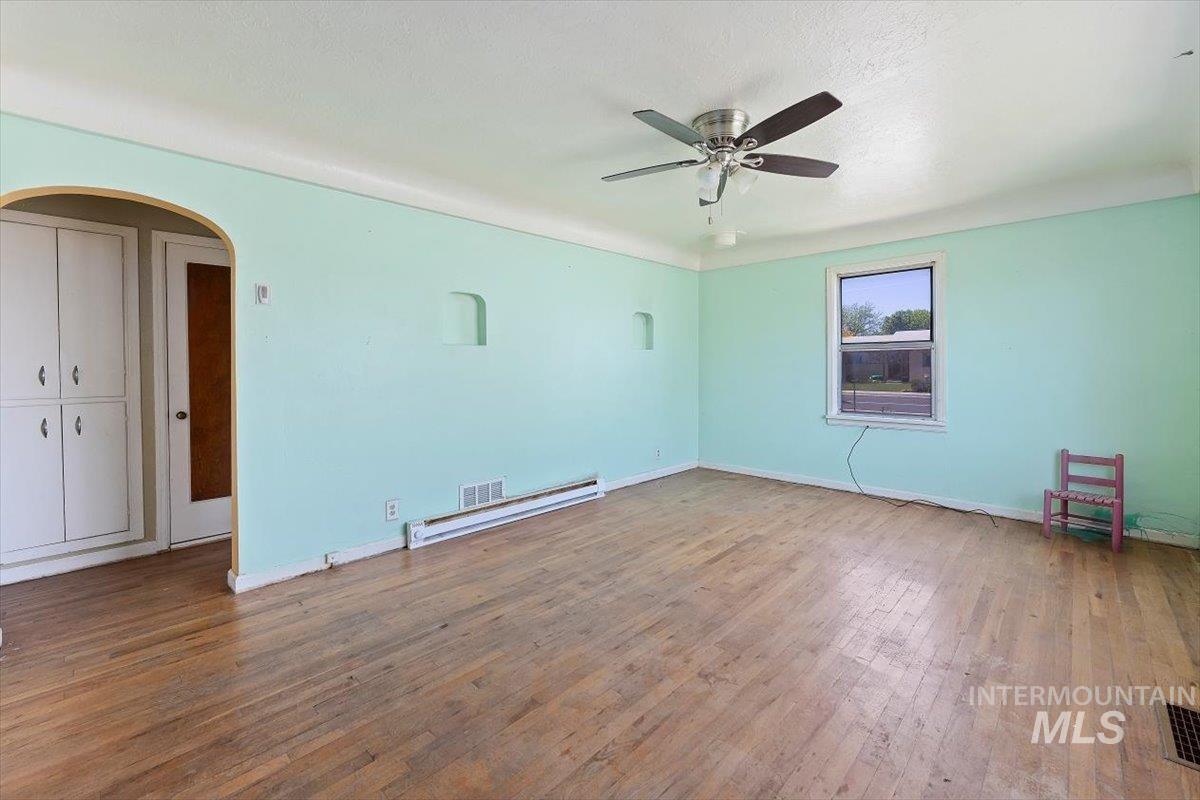 359 Falls Ave W Property Photo 8