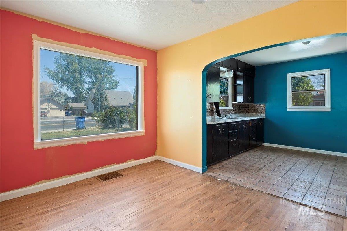 359 Falls Ave W Property Photo 9