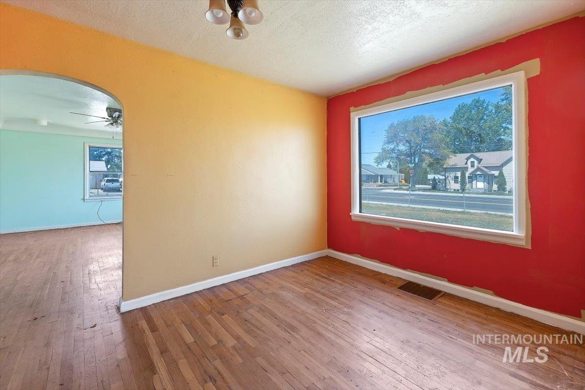 359 Falls Ave W Property Photo 10