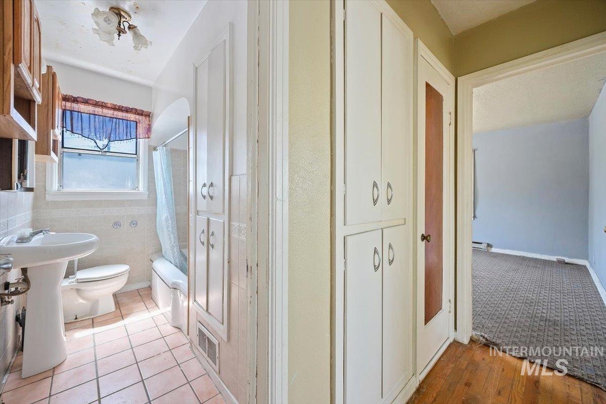 359 Falls Ave W Property Photo 18