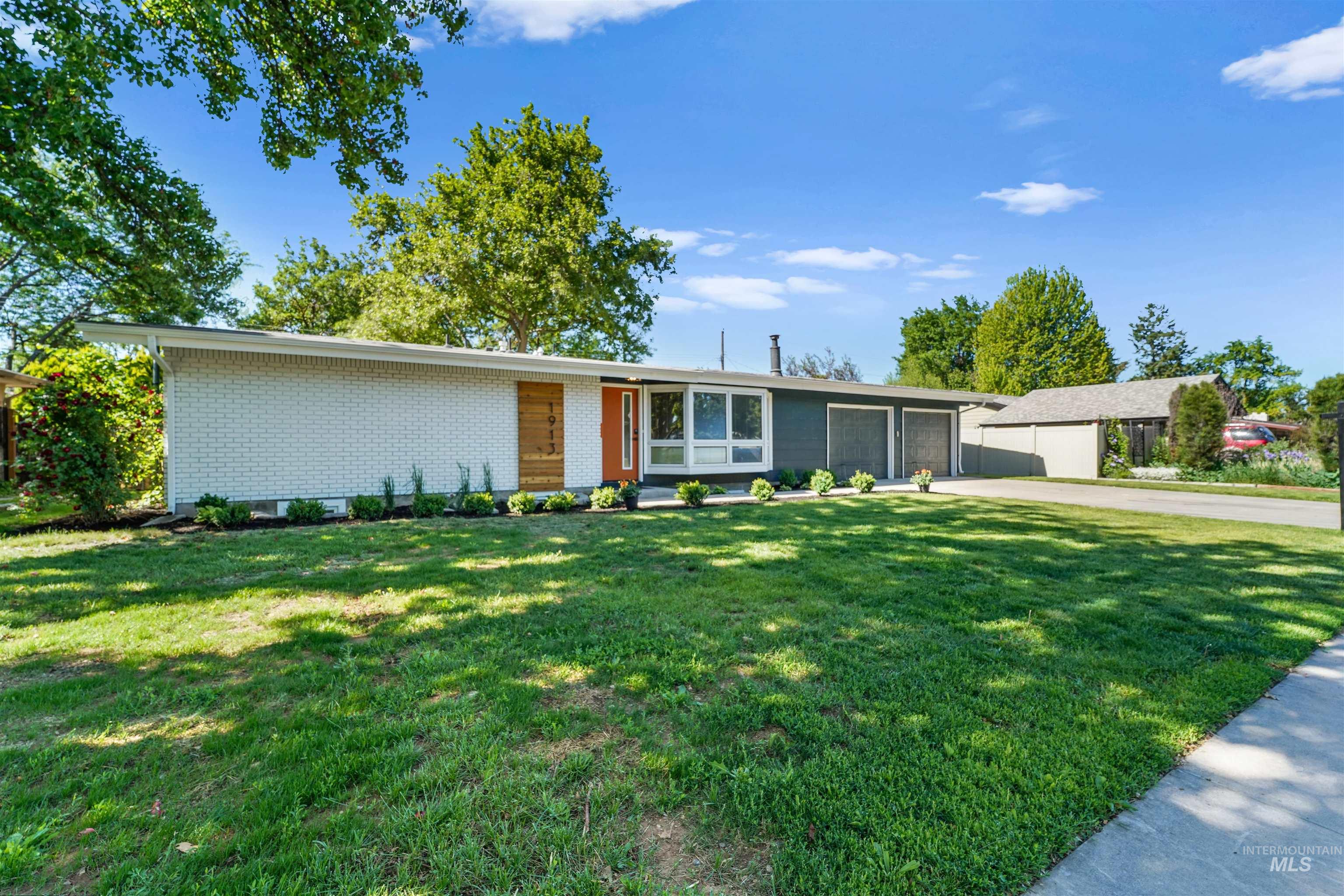 1913 W Suncrest Dr Property Photo 2