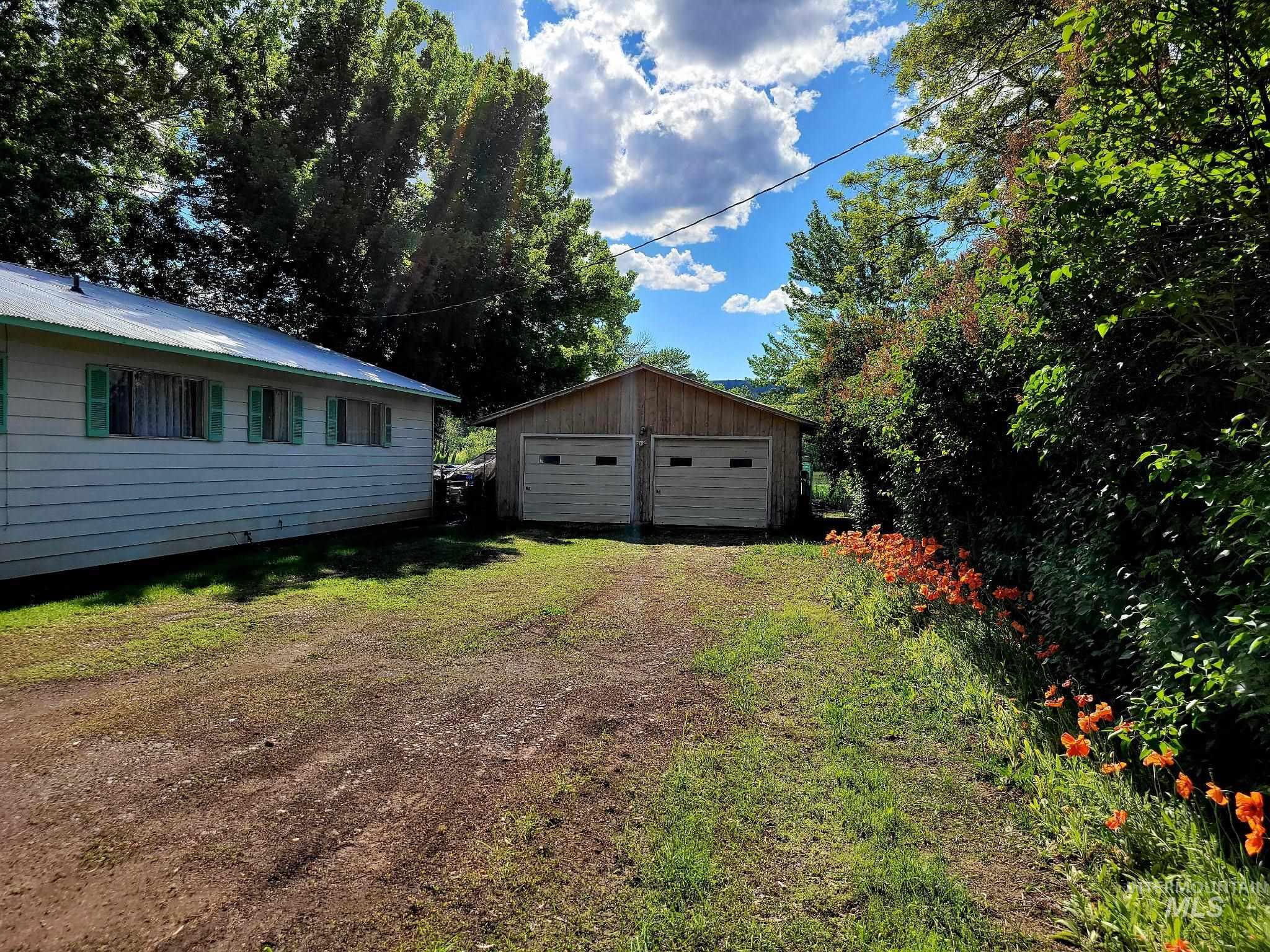 102 N Hornet Creek Rd Property Photo 3