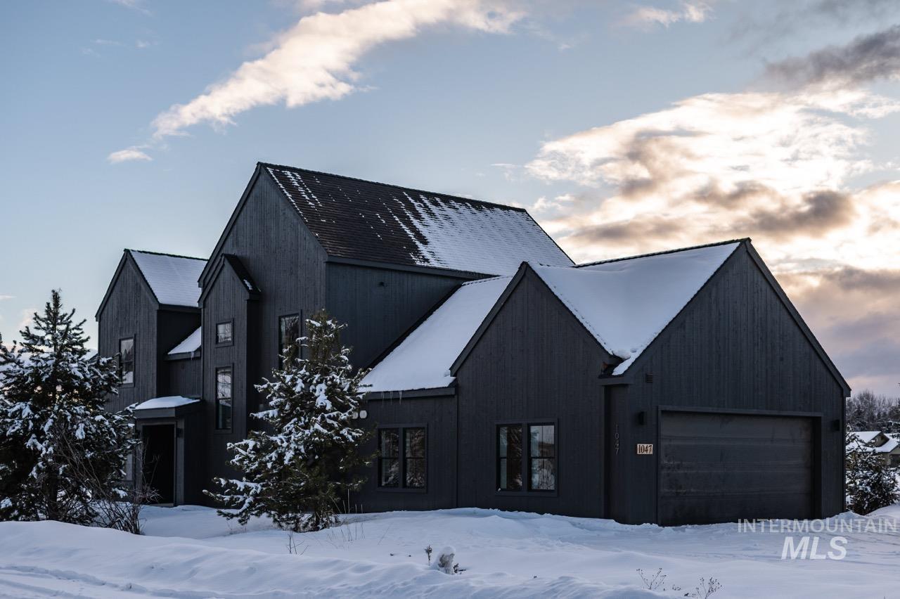 1047 Kaitlyn Loop Property Photo 2