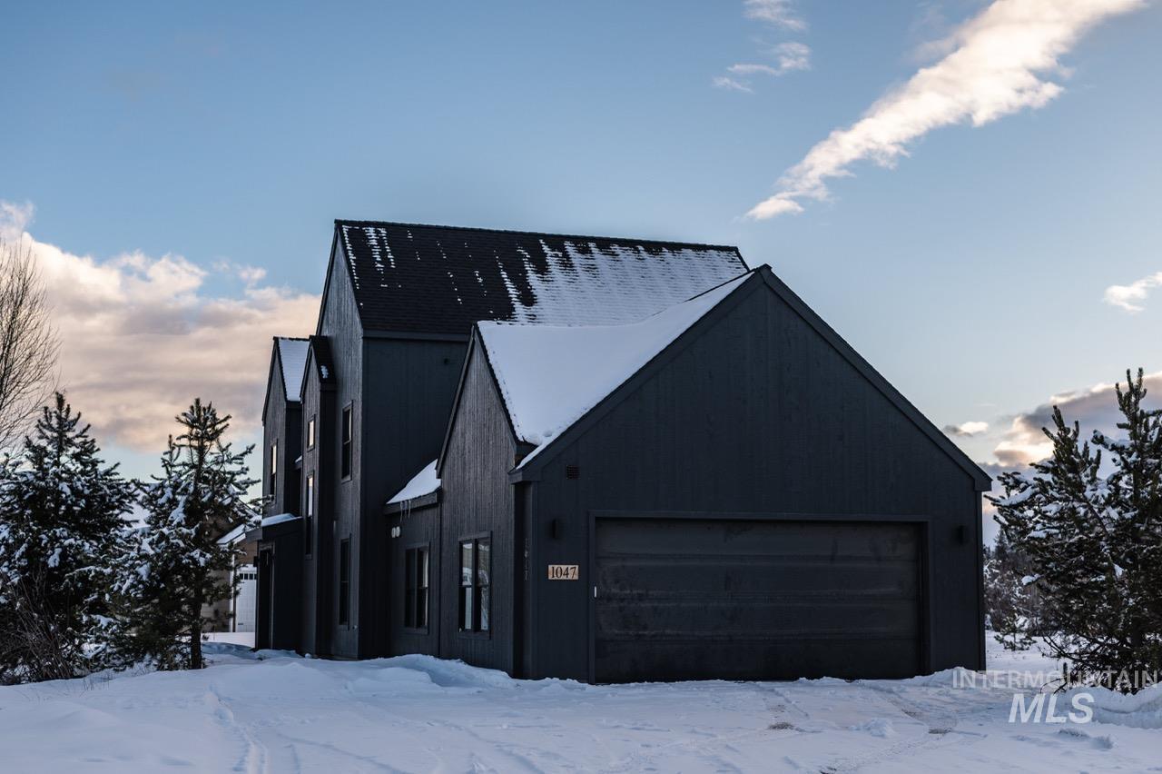 1047 Kaitlyn Loop Property Photo 3