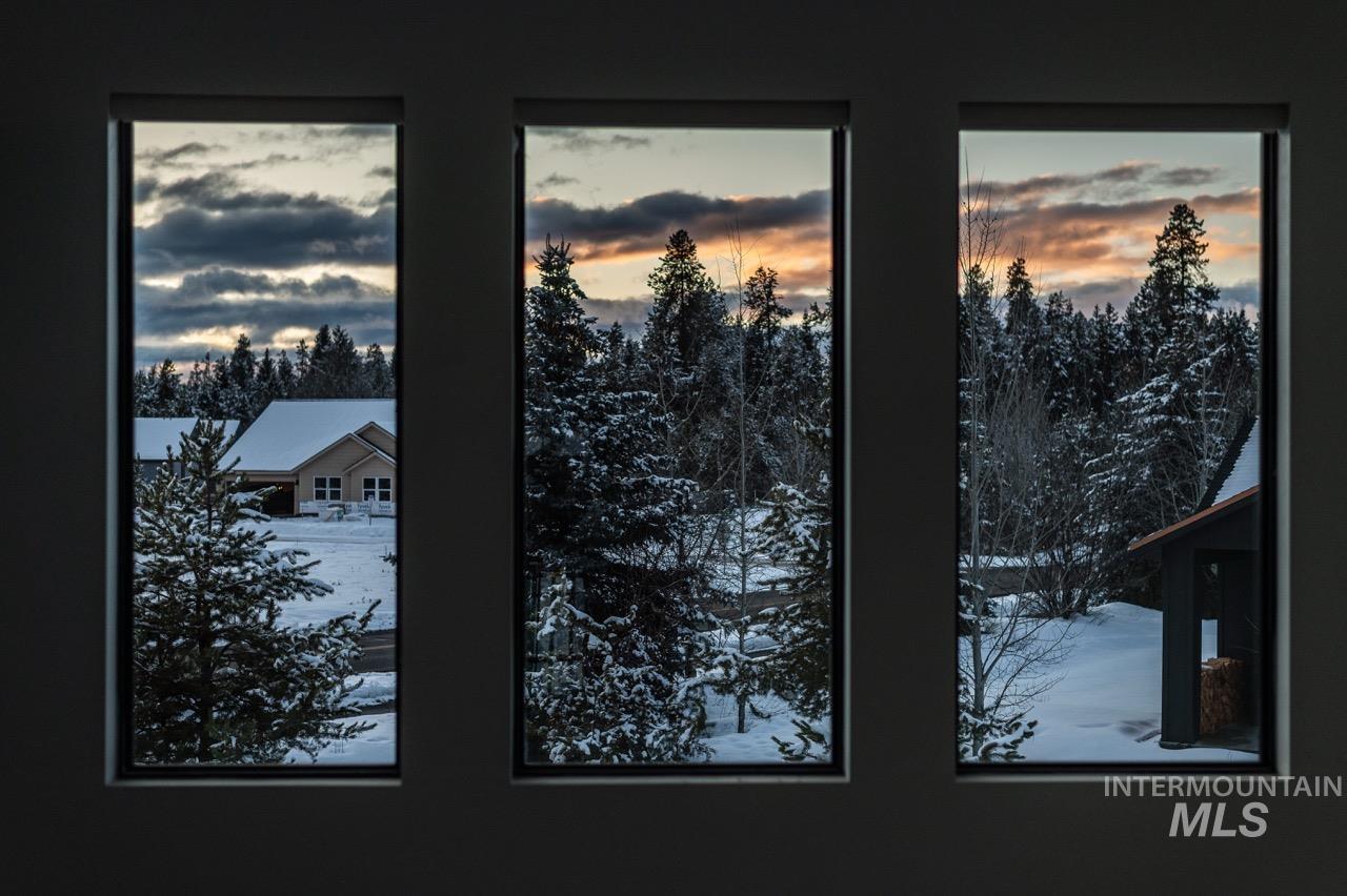 1047 Kaitlyn Loop Property Photo 4