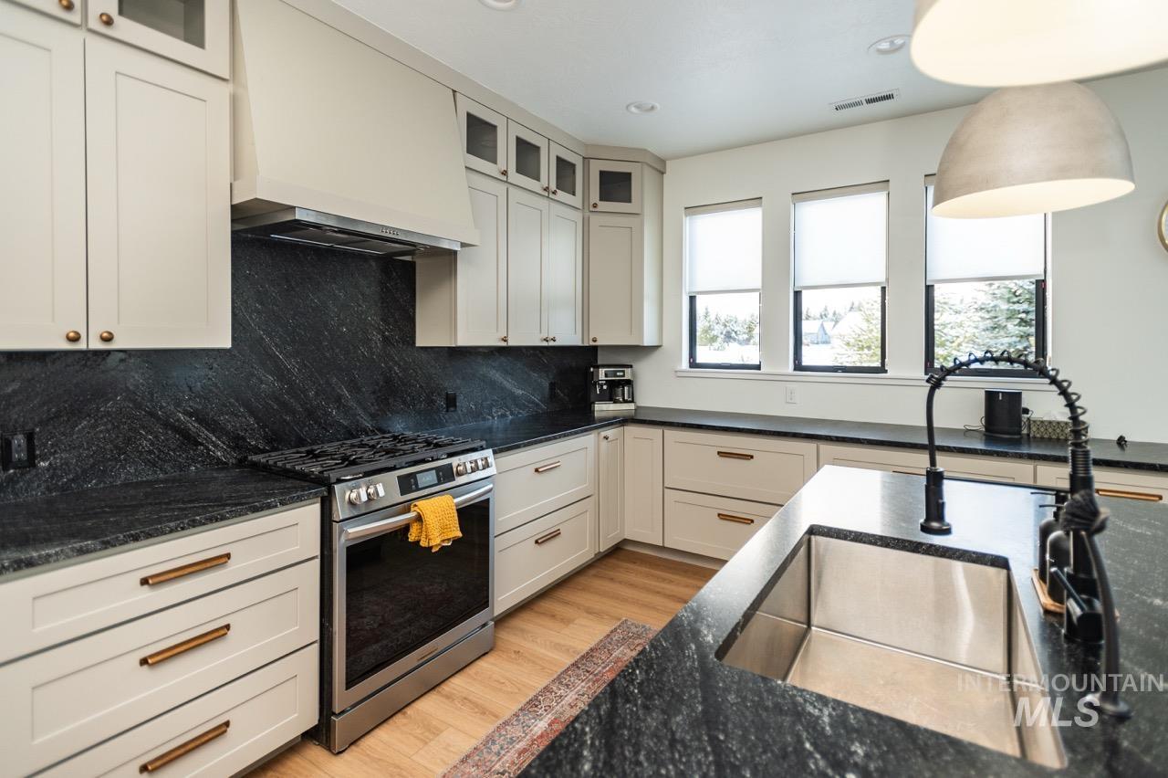 1047 Kaitlyn Loop Property Photo 7