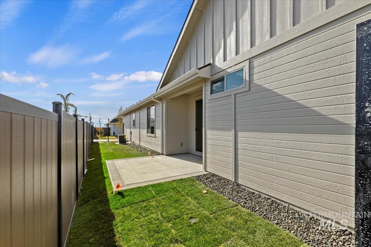 2316 E Valensole St. Property Photo 6