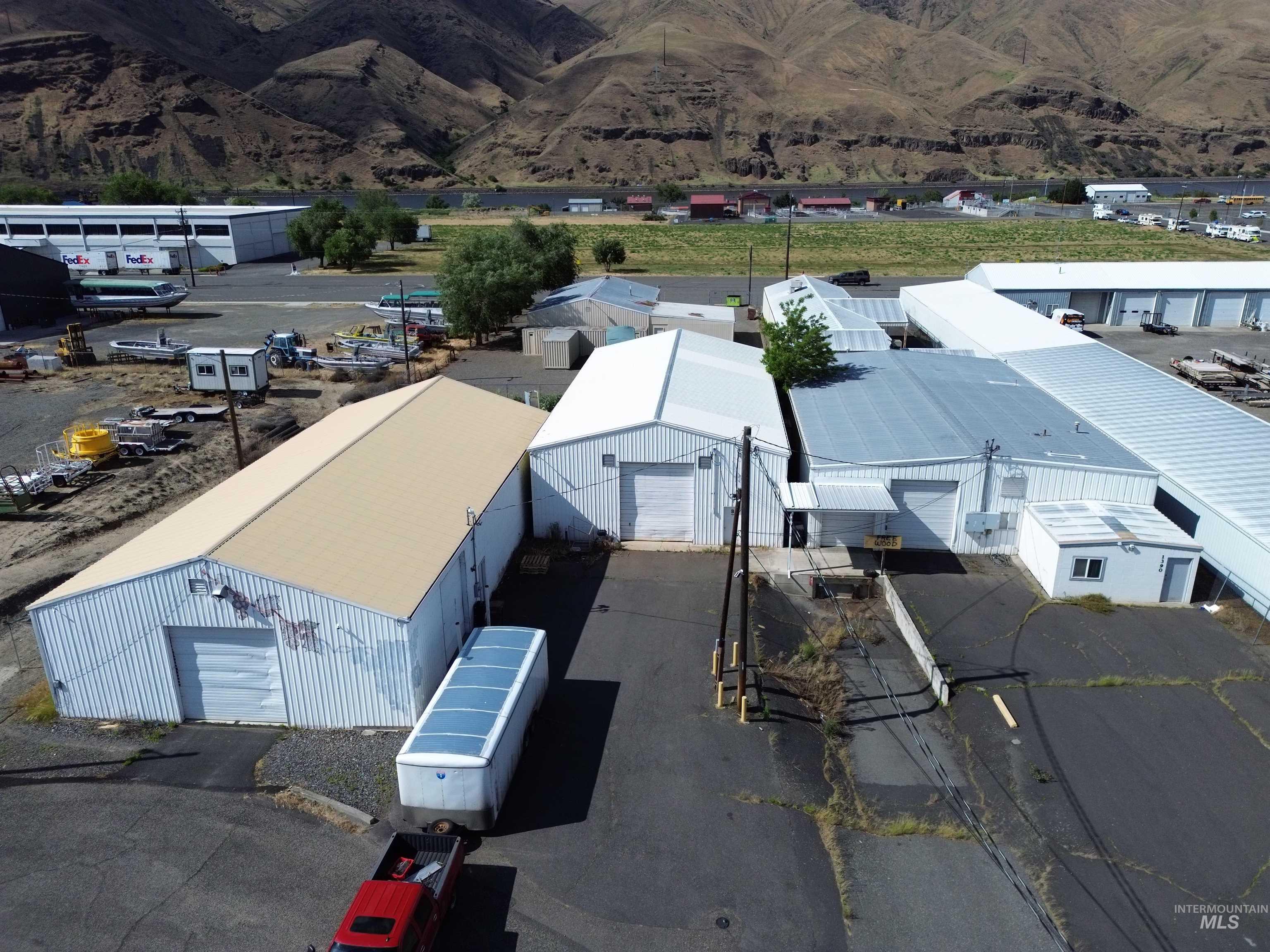 1390 Commercial Way Property Photo