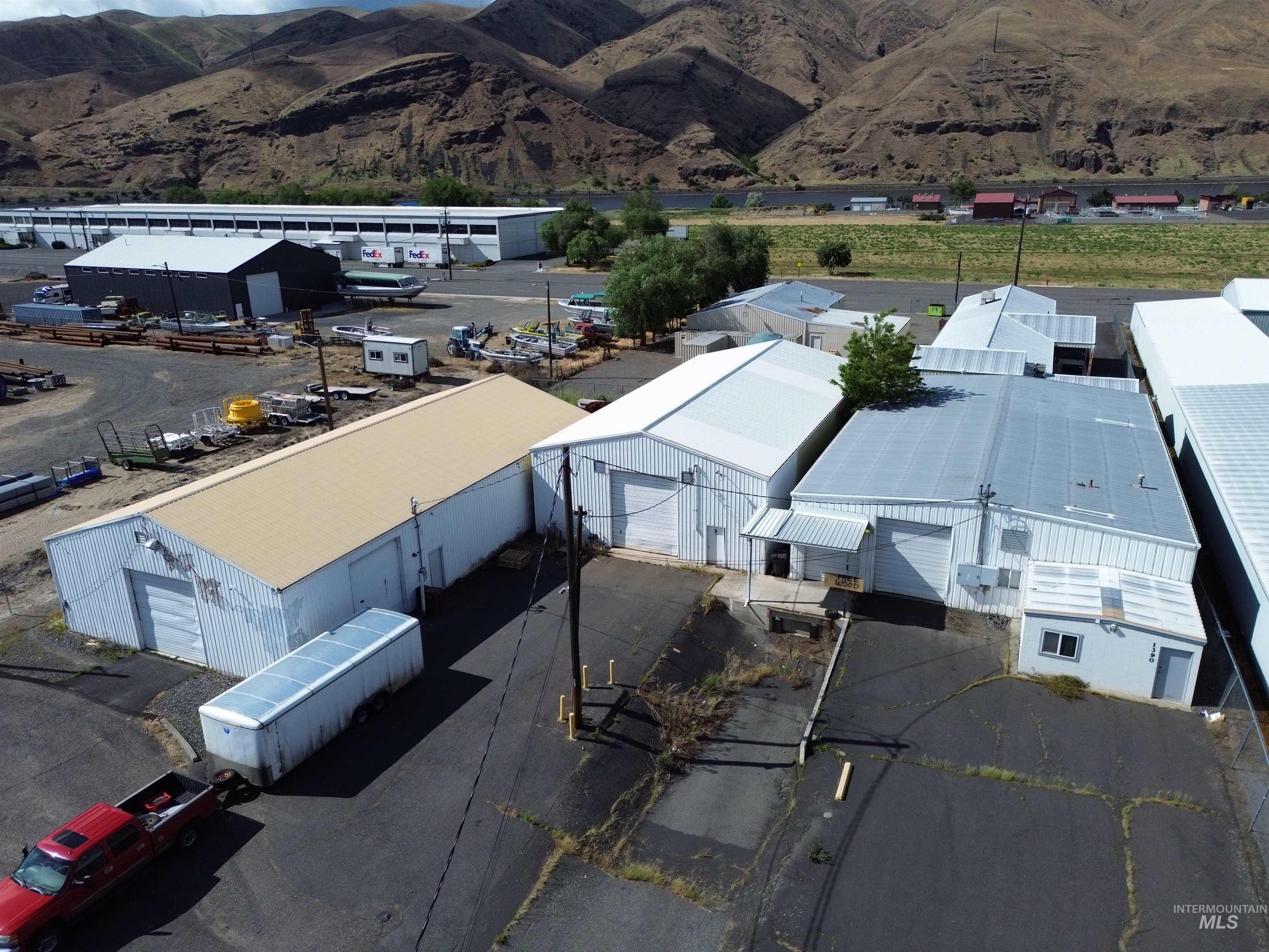 1390 Commercial Way Property Photo 4