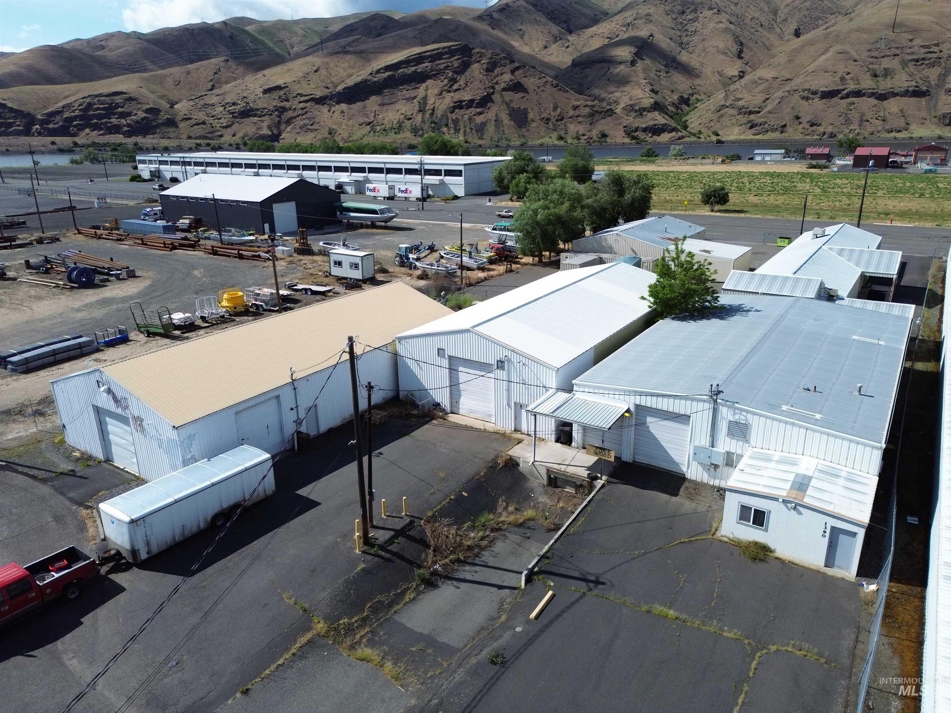 1390 Commercial Way Property Photo 5