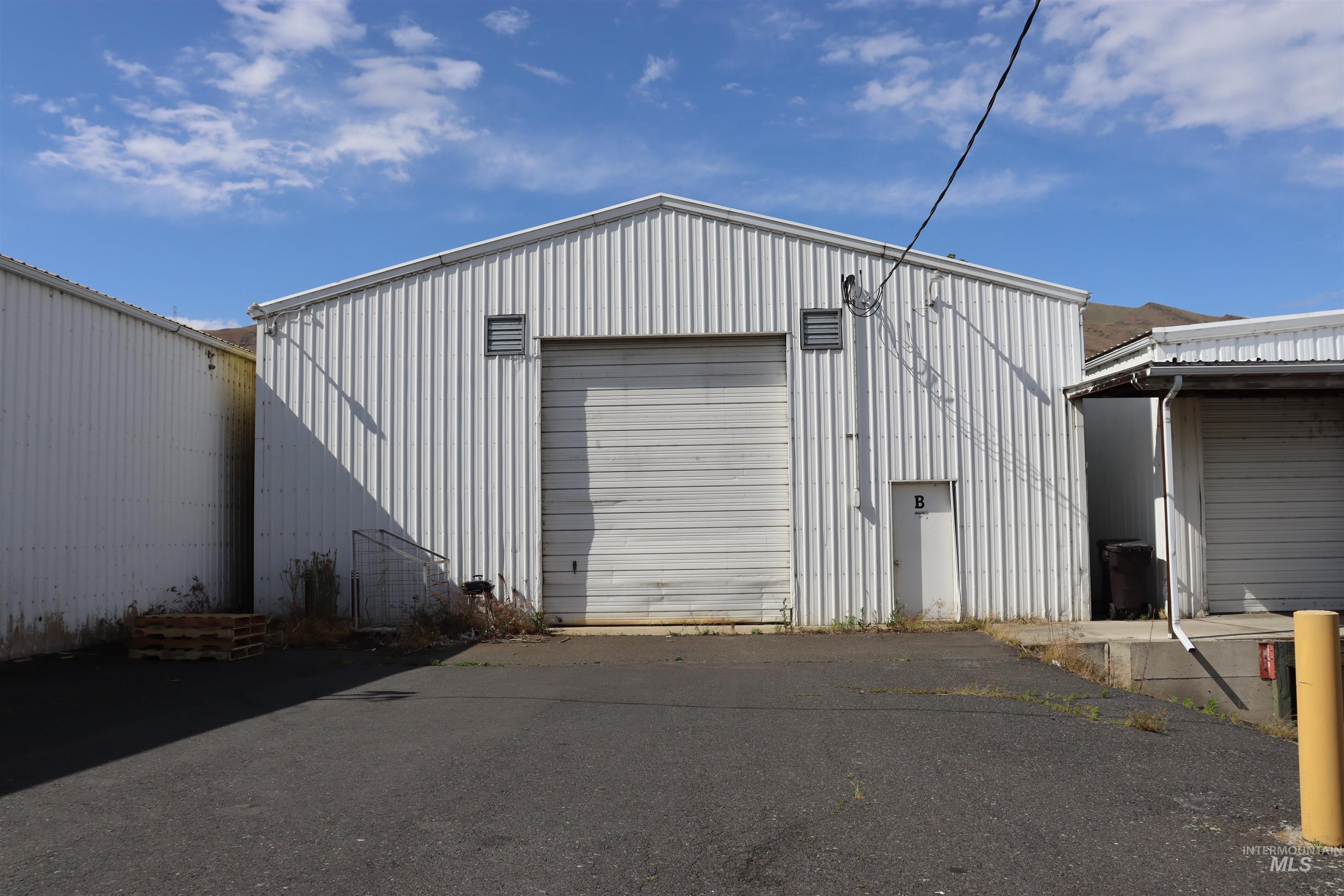 1390 Commercial Way Property Photo 14