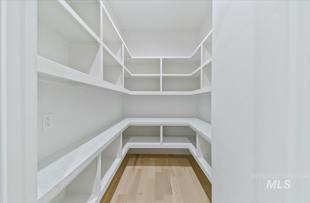 6480 S Astoria Ave Property Photo 6
